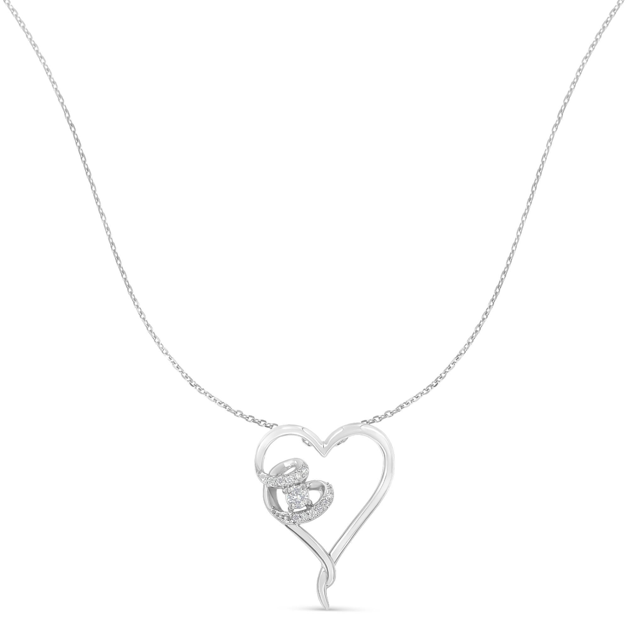 Dodici delicati e scintillanti diamanti aggiungono un ulteriore scintillio a questa bellissima collana con ciondolo a cuore. I diamanti sono incastonati in argento sterling lucido per un look ancora più femminile. Mostrale il tuo amore a San