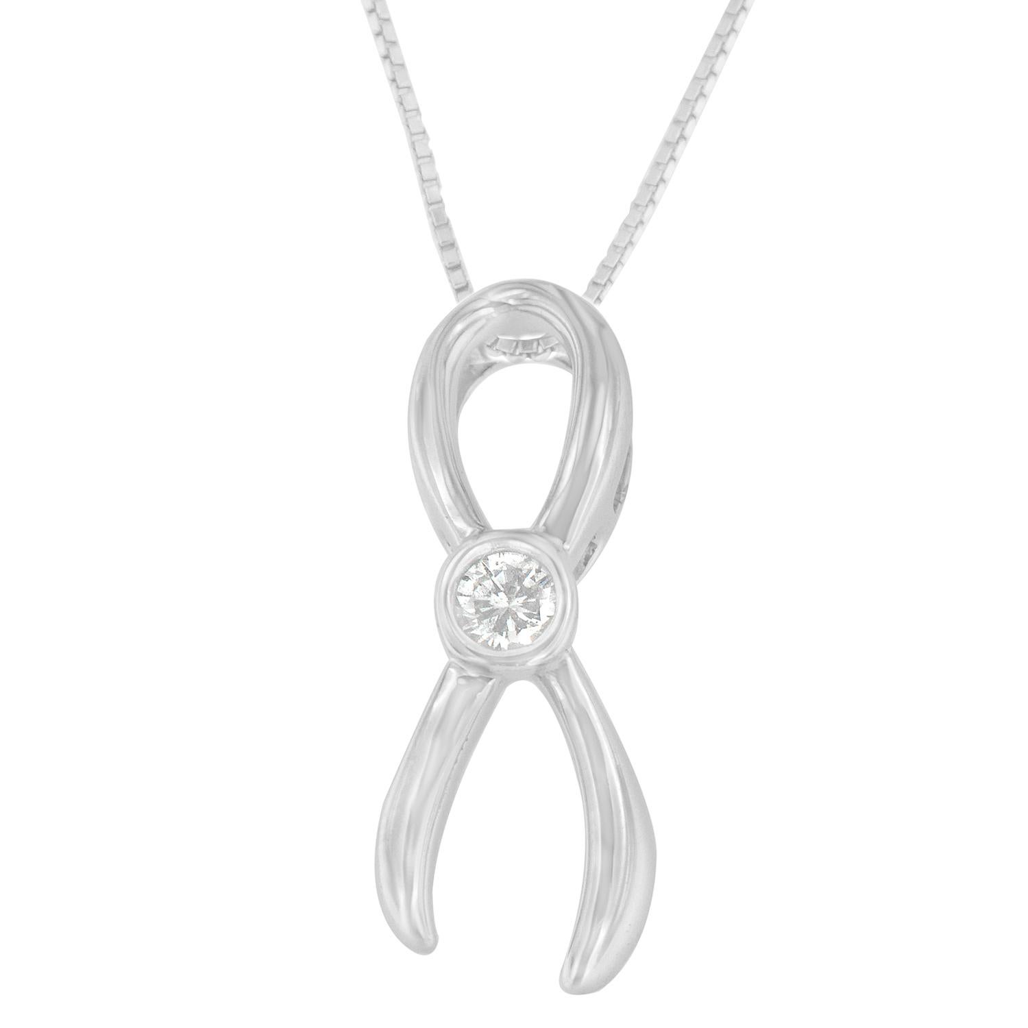 Dai un tocco di charme alla tua personalità con questo ciondolo semplice ed elegante. Cesoiato in modo eccellente da artisti esperti, il ciondolo è modellato a forma di nastro per un look spettacolare. Questo elegante gioiello è realizzato in