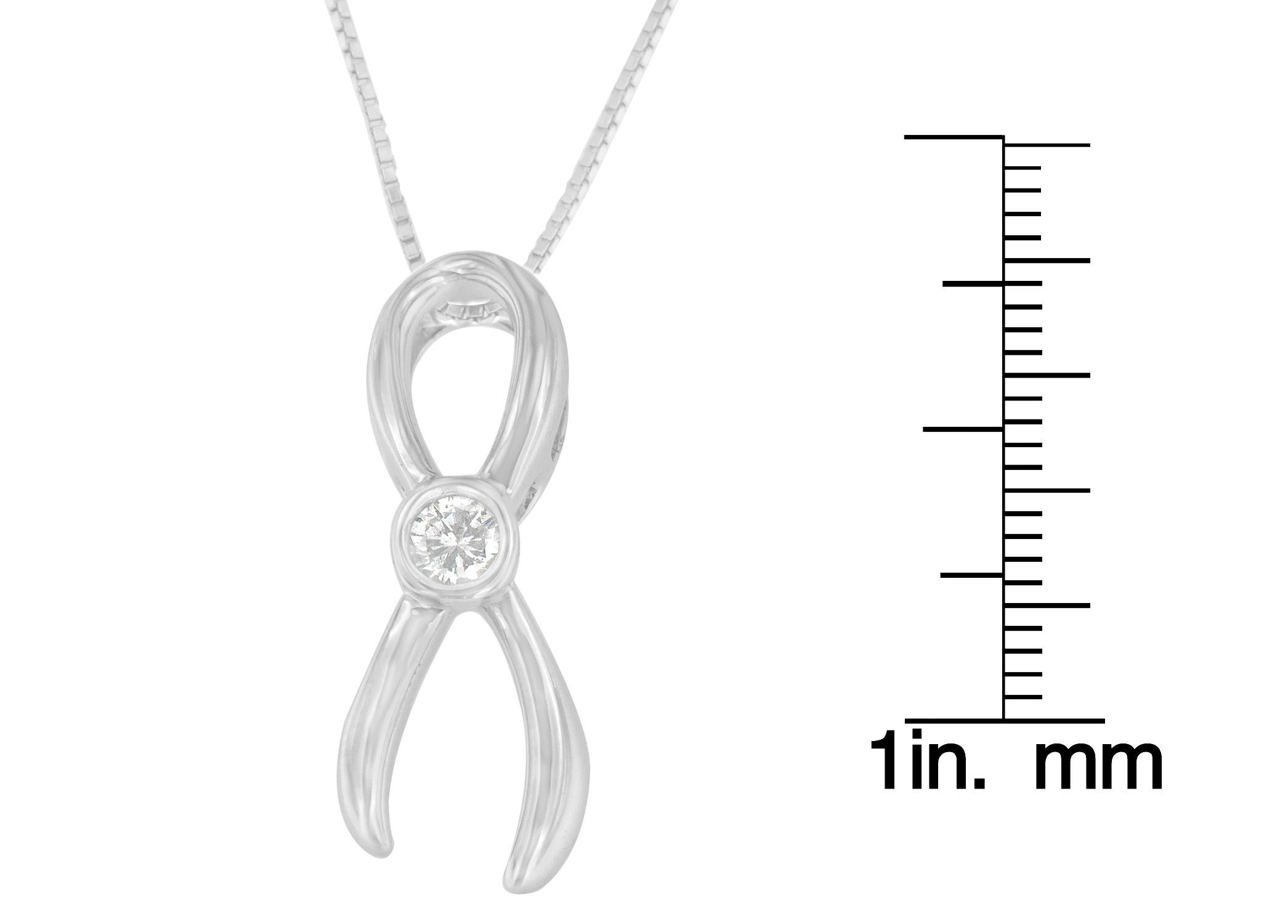 Taglio rotondo Collana con ciondolo a nastro con diamante da 1/10 di carato in .925 Sterling Silver in vendita