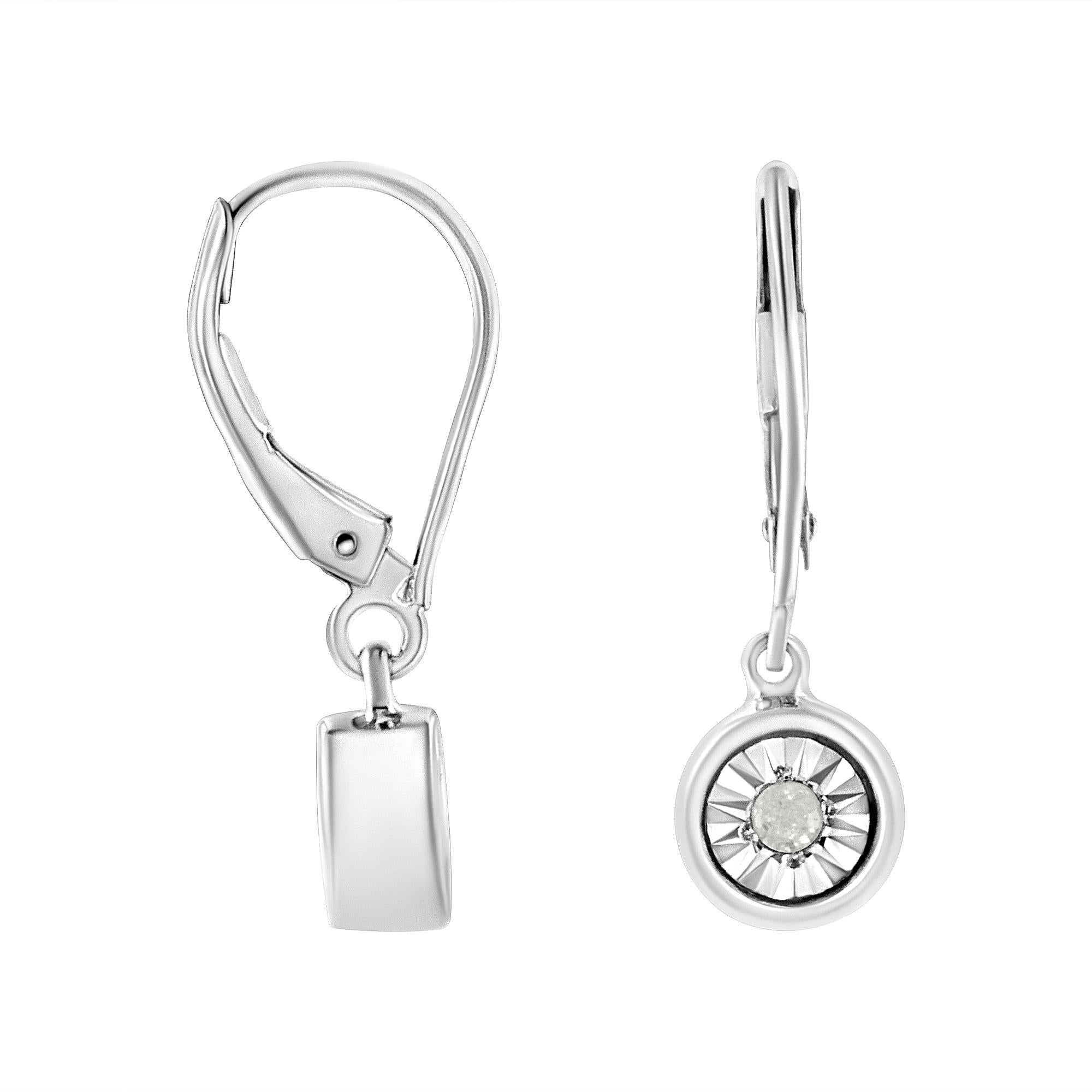 Diese klassischen und schlichten Ohrringe aus Sterlingsilber werden nie aus der Mode kommen. Ein einzelner rund geschliffener Diamant hängt an einer Ohrringfassung mit Hebelverschluss. 1/10ct TDW von Diamanten funkeln in diesem unvergänglichen