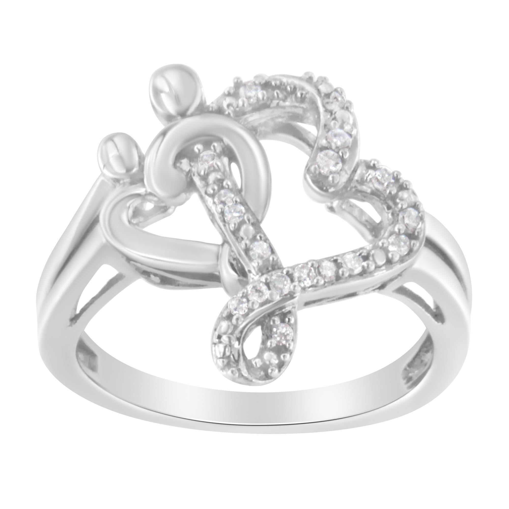 Questo elegante e unico anello in argento sterling con diamante da 10 carati presenta un design a cuori intrecciati. Con un look pulito e classico, questo cuore tempestato di diamanti incastonati lo rende un pezzo senza tempo.

Caratteristiche del