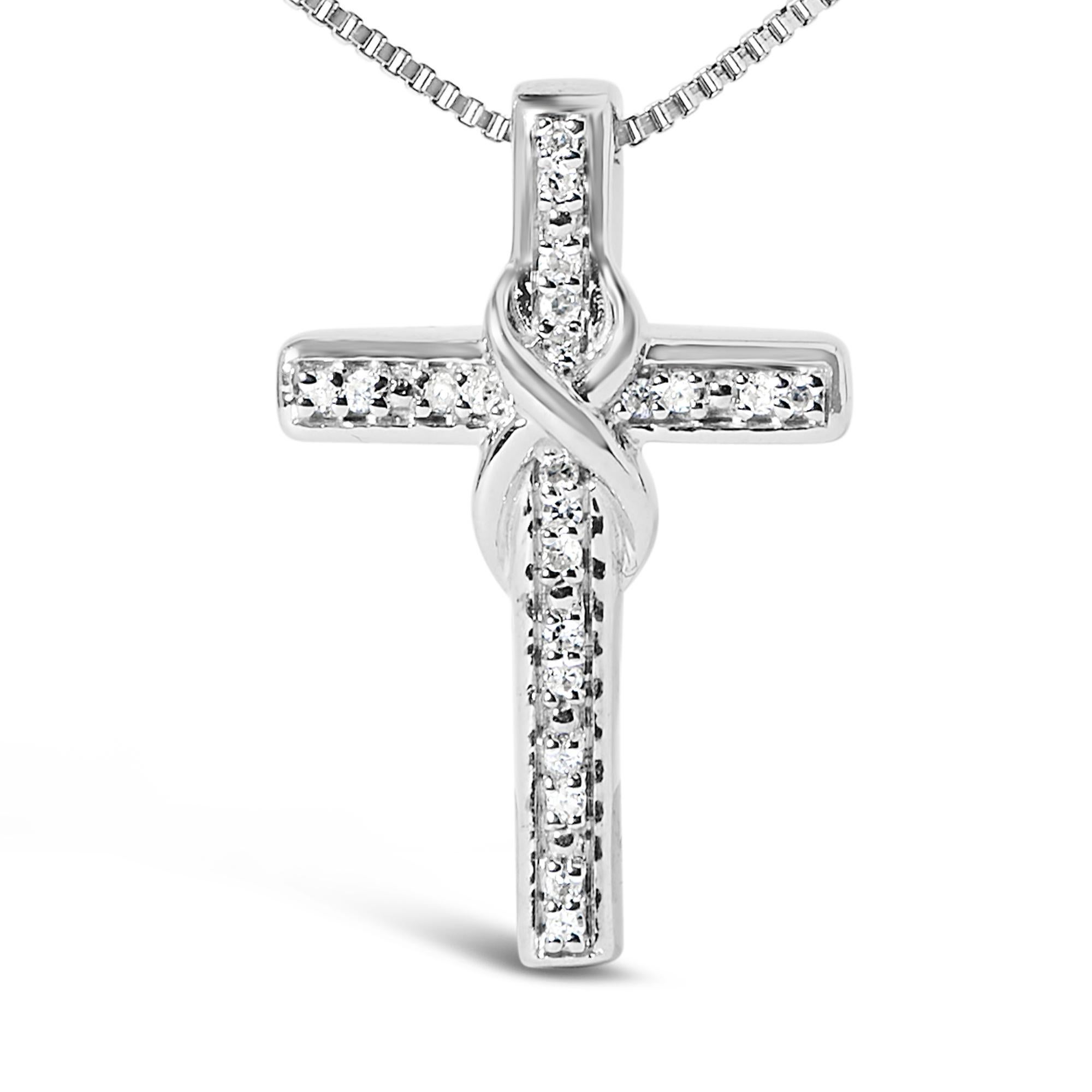 Scopri la divina eleganza di questa squisita collana in argento sterling, dove la spiritualità incontra lo splendore. Il ciondolo a forma di croce, un simbolo di fede senza tempo, è realizzato in argento 925, impreziosito da una brillante placcatura