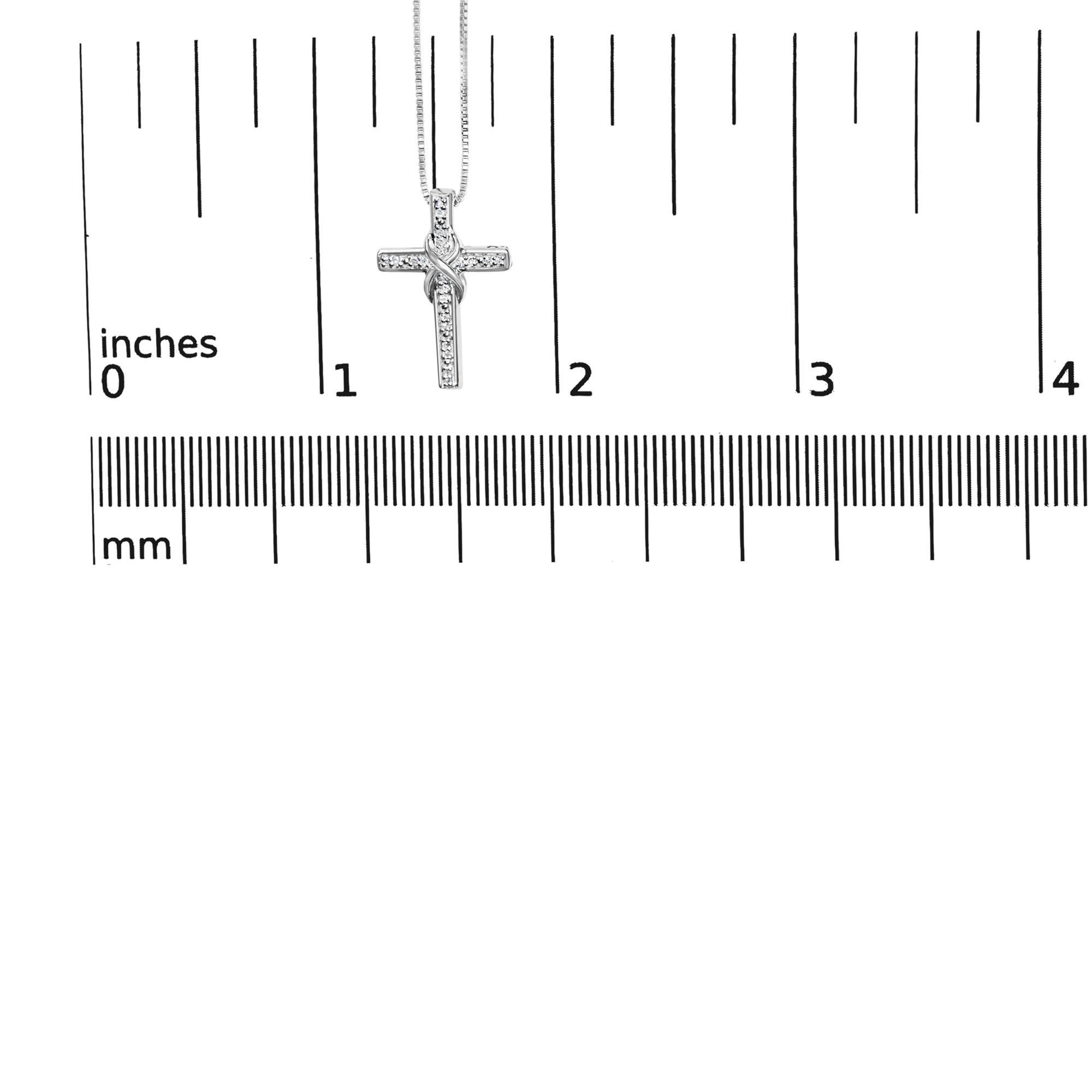 Collana con ciondolo a forma di croce intarsiata con diamanti da 1/10 di carato in .925 Sterling Silver In condizioni Nuovo in vendita a New York, NY