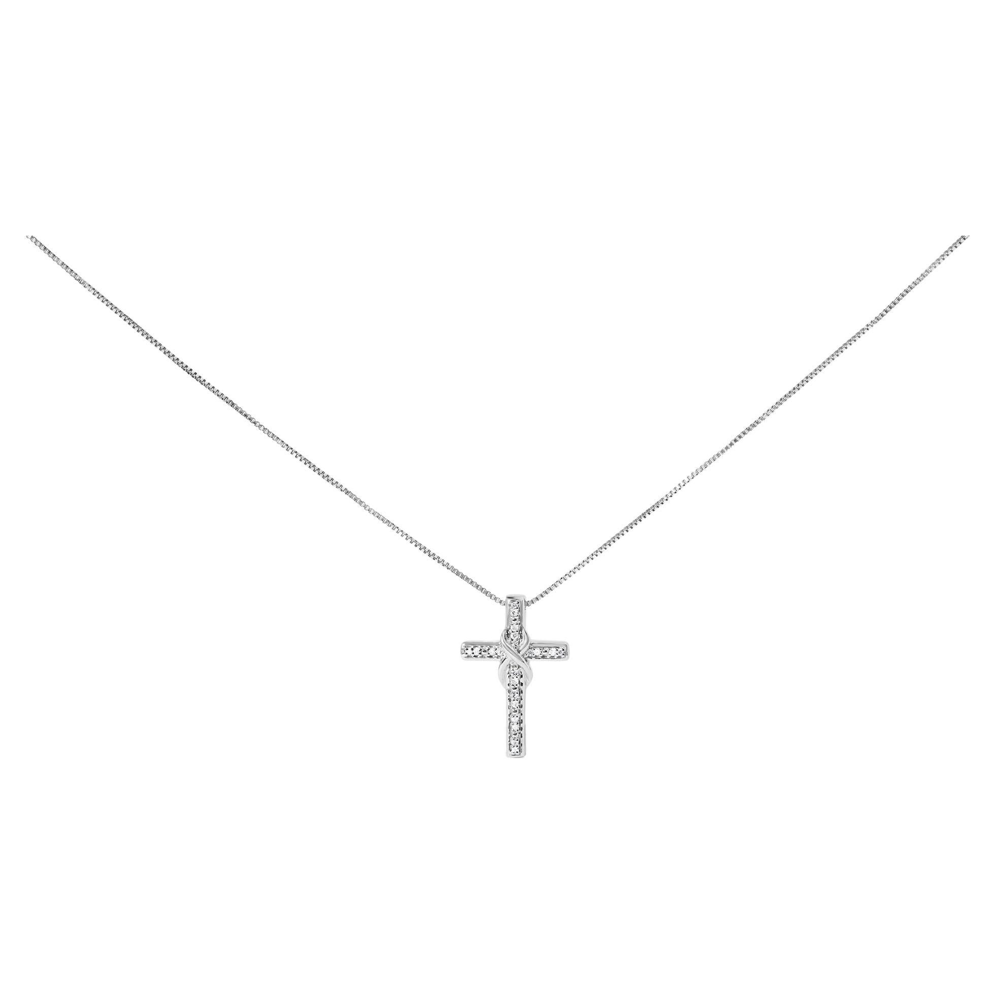 Collana con ciondolo a forma di croce intarsiata con diamanti da 1/10 di carato in .925 Sterling Silver