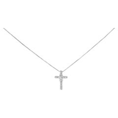 Collana con ciondolo a forma di croce intarsiata con diamanti da 1/10 di carato in .925 Sterling Silver