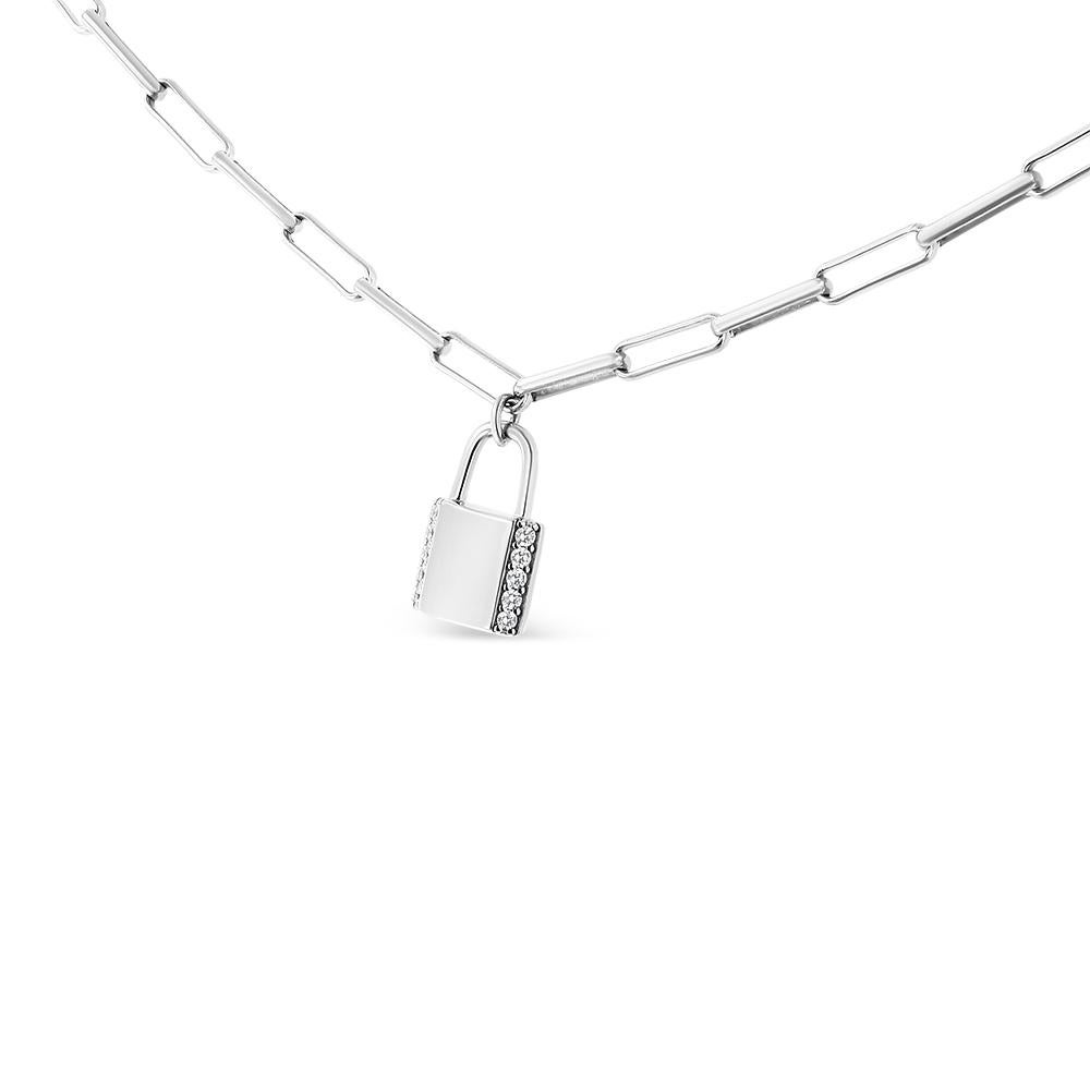Questa simpatica e trendy collana con ciondolo a forma di lucchetto con diamante è realizzata in argento 925. Il ciondolo ha un design a forma di serratura che simboleggia l'amore e l'impegno eterni. Lungo i lati del pendente, su ogni lato, ci sono