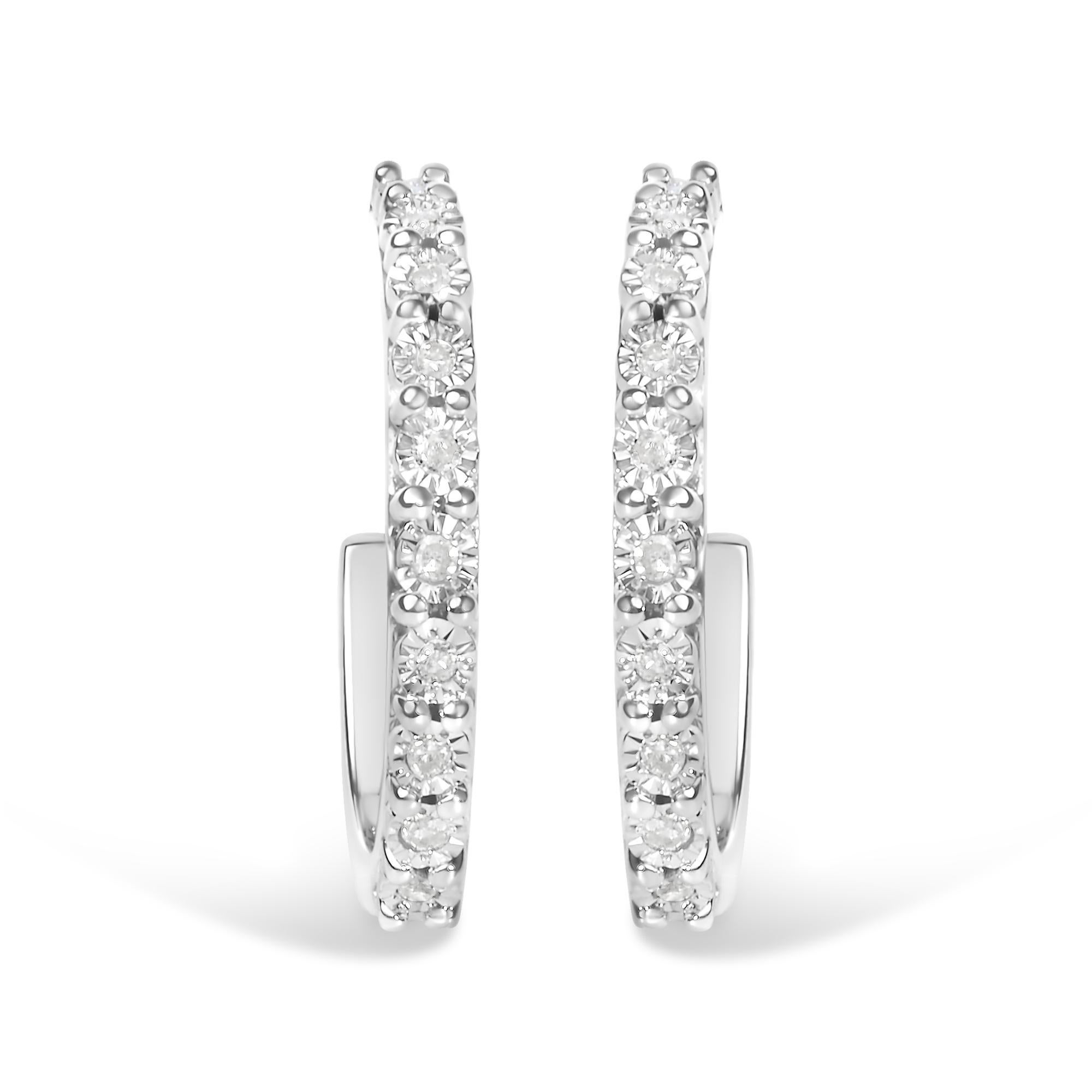 Irradia eleganza e raffinatezza senza tempo con questi orecchini di squisita fattura. Ogni coppia di splendidi cerchi a J mette in mostra una linea continua di diamanti di origine naturale, le cui tonalità I-J danzano con una brillantezza sottile ma