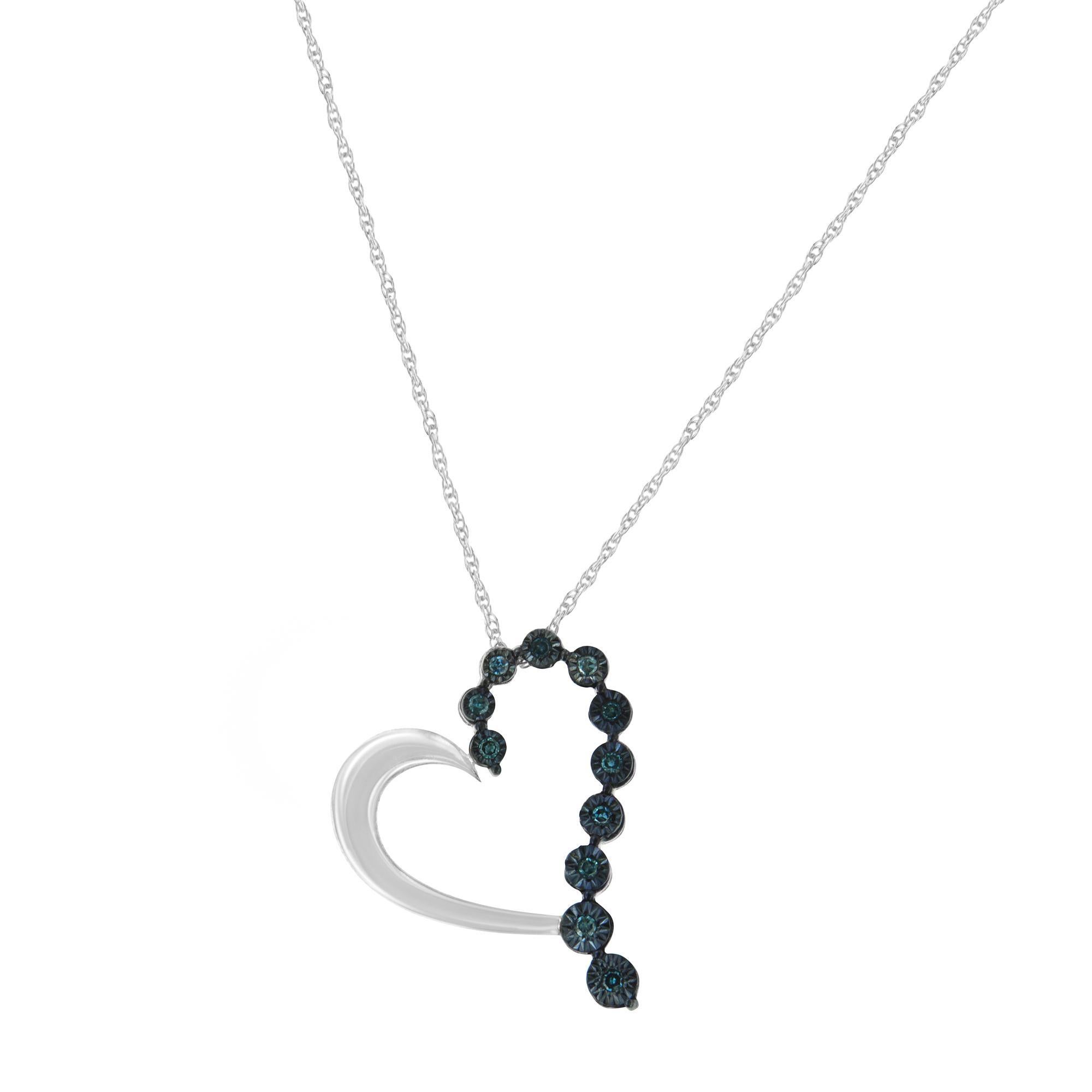 Celebra lo spirito dell'amore con questo lussuoso ciondolo in argento 925 con diamanti. Formata da una seducente forma a cuore, ricorda il vero amore e la passione che dura nel tempo. Progettato con diamanti a taglio rotondo di colore bianco
