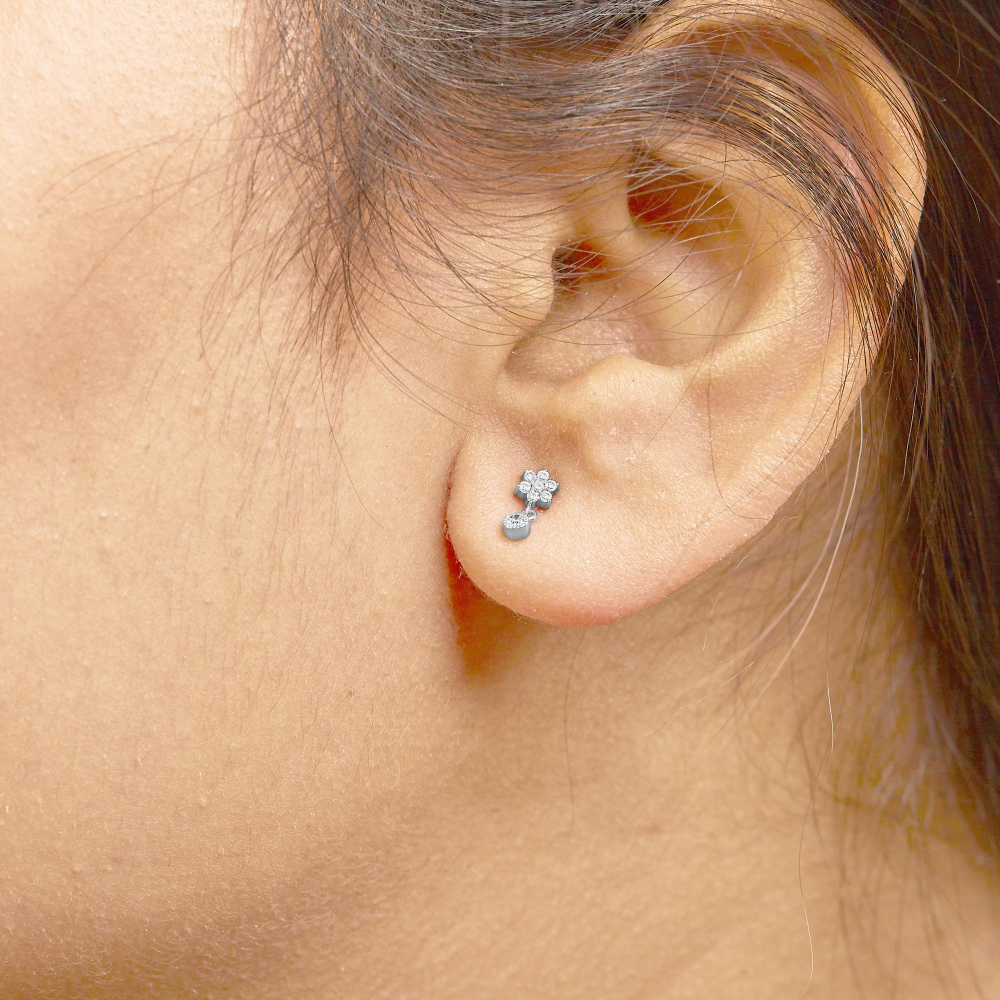 Taglio rotondo .925 A. Silver 1/10 Cttw Diamond Star Stud with Bezel Drop Dangle Earrings (orecchini a goccia con castone) in vendita