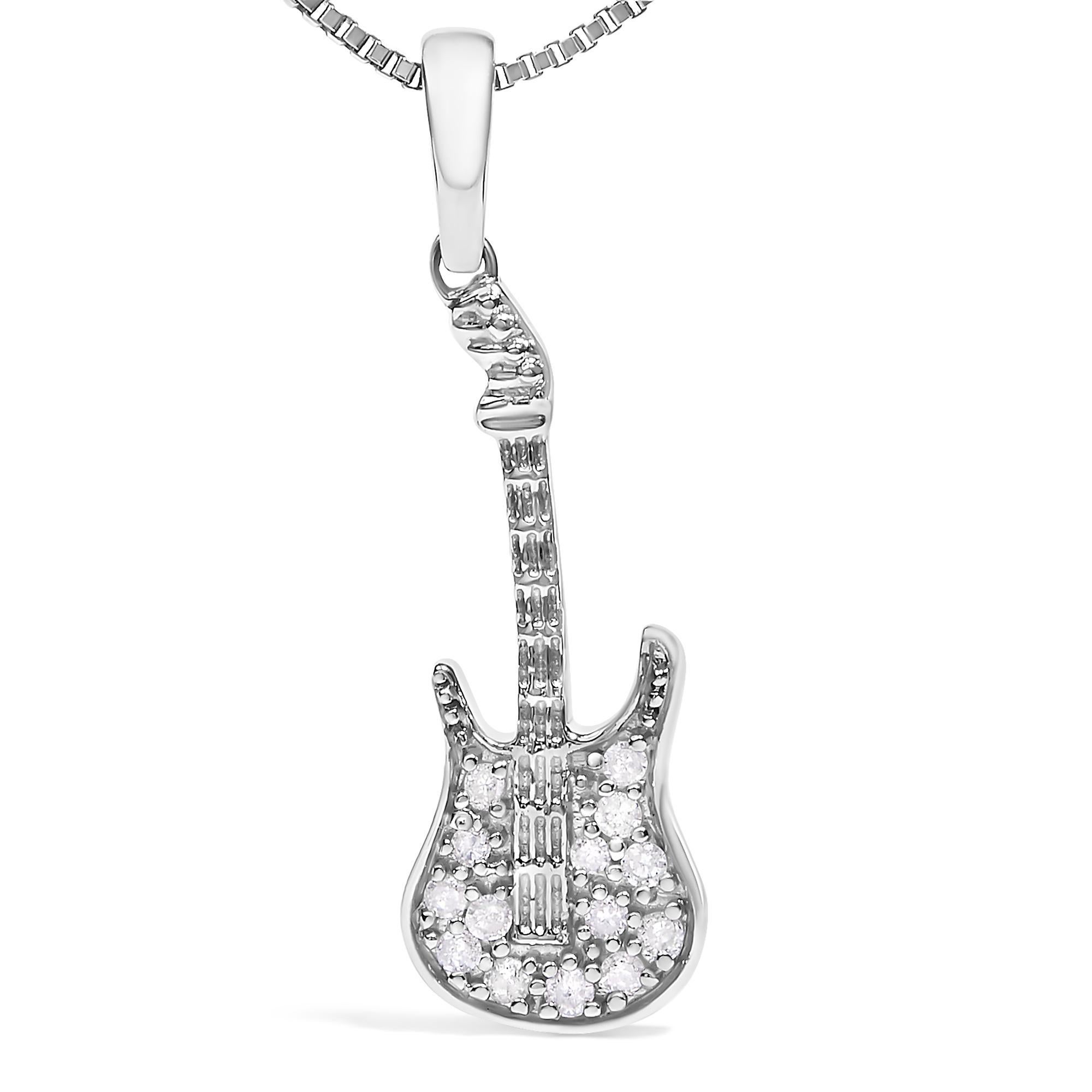 Celebra la tua passione per la musica e l'eleganza con questo raffinato ciondolo a forma di chitarra, finemente realizzato in argento 925 rodiato che promette durata e lucentezza. Impreziosito da diamanti naturali che pesano complessivamente 1/10 di