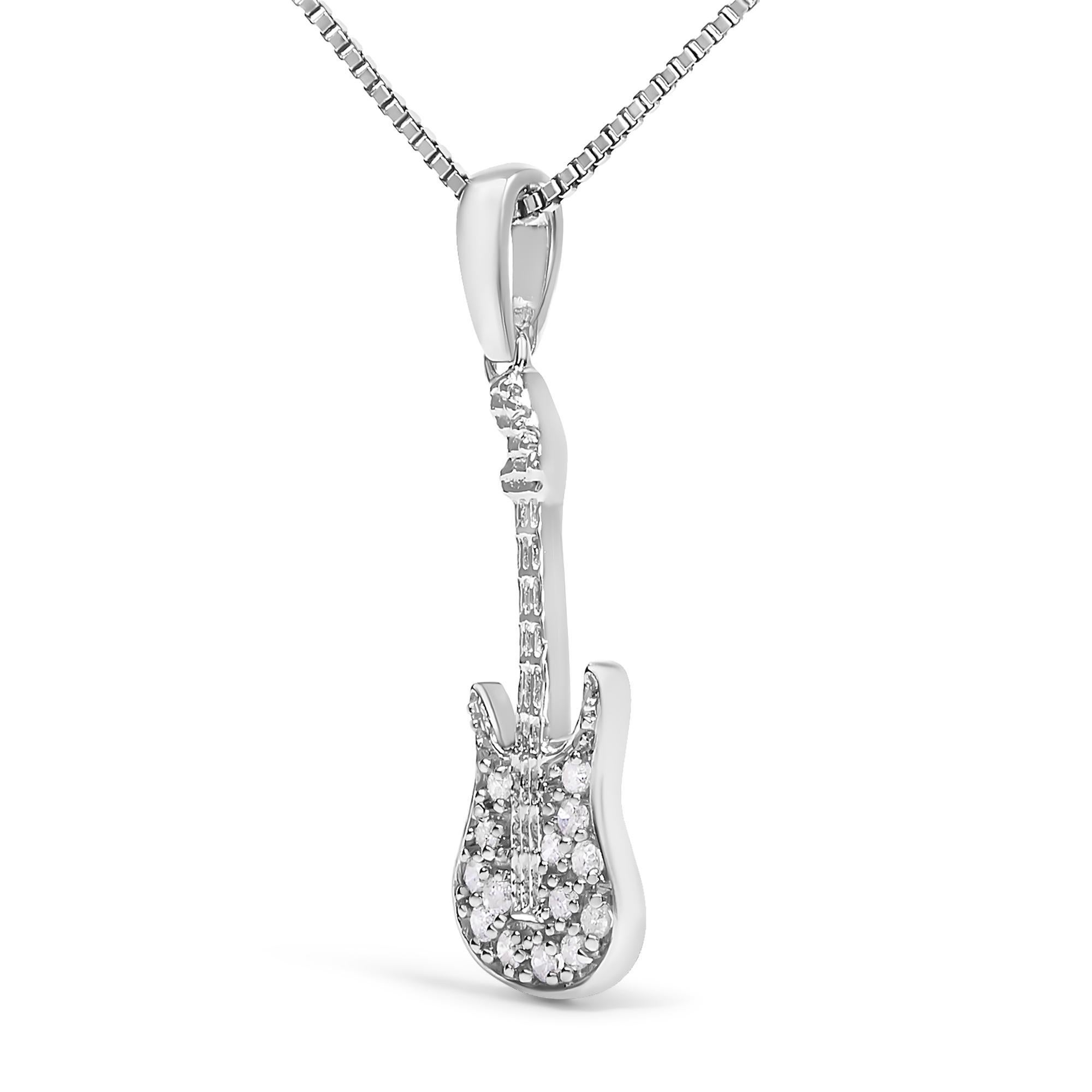 Moderno Collana con ciondolo a forma di chitarra tempestata di diamanti in .925 Sterling Silver 1/10 Cttw in vendita