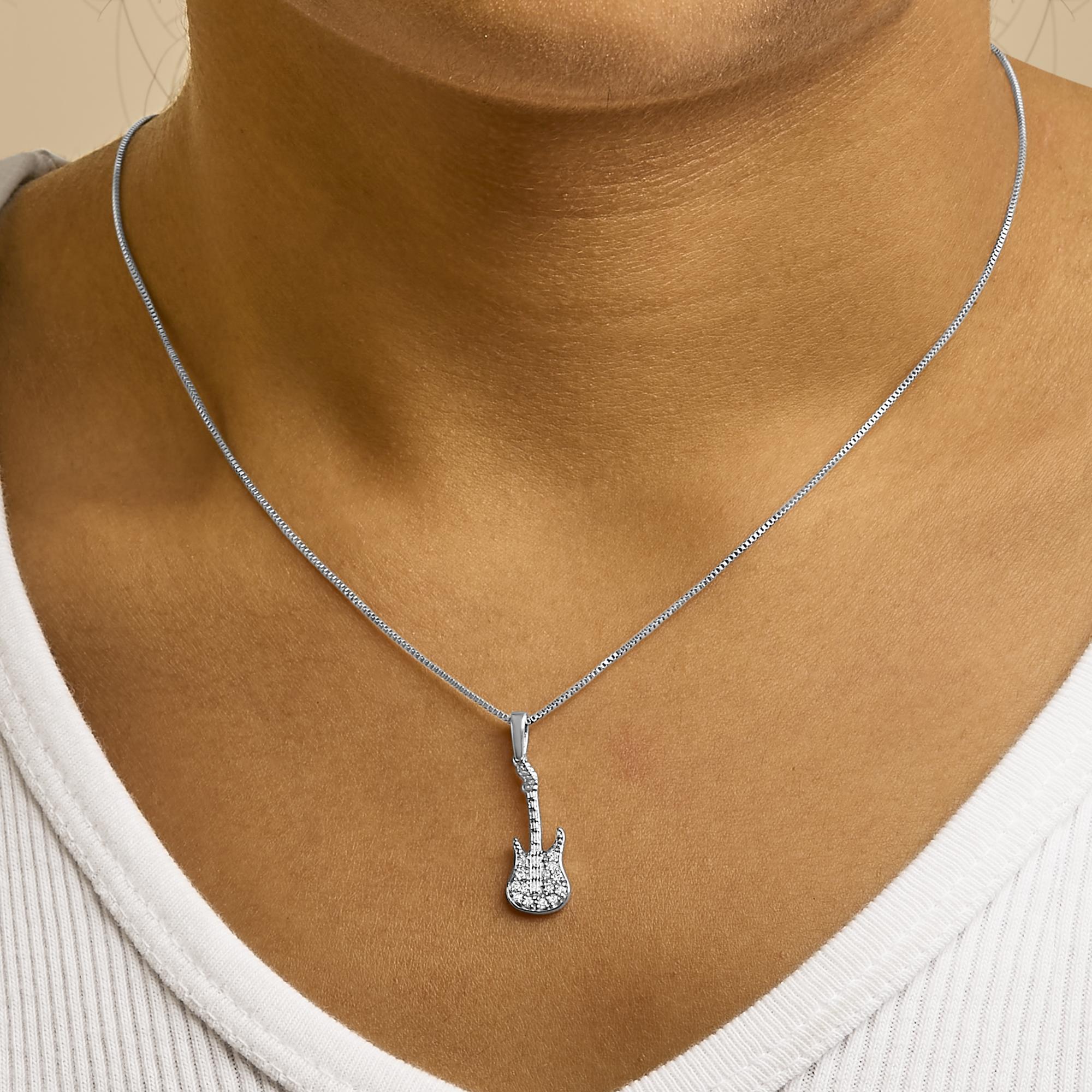 Taglio rotondo Collana con ciondolo a forma di chitarra tempestata di diamanti in .925 Sterling Silver 1/10 Cttw in vendita