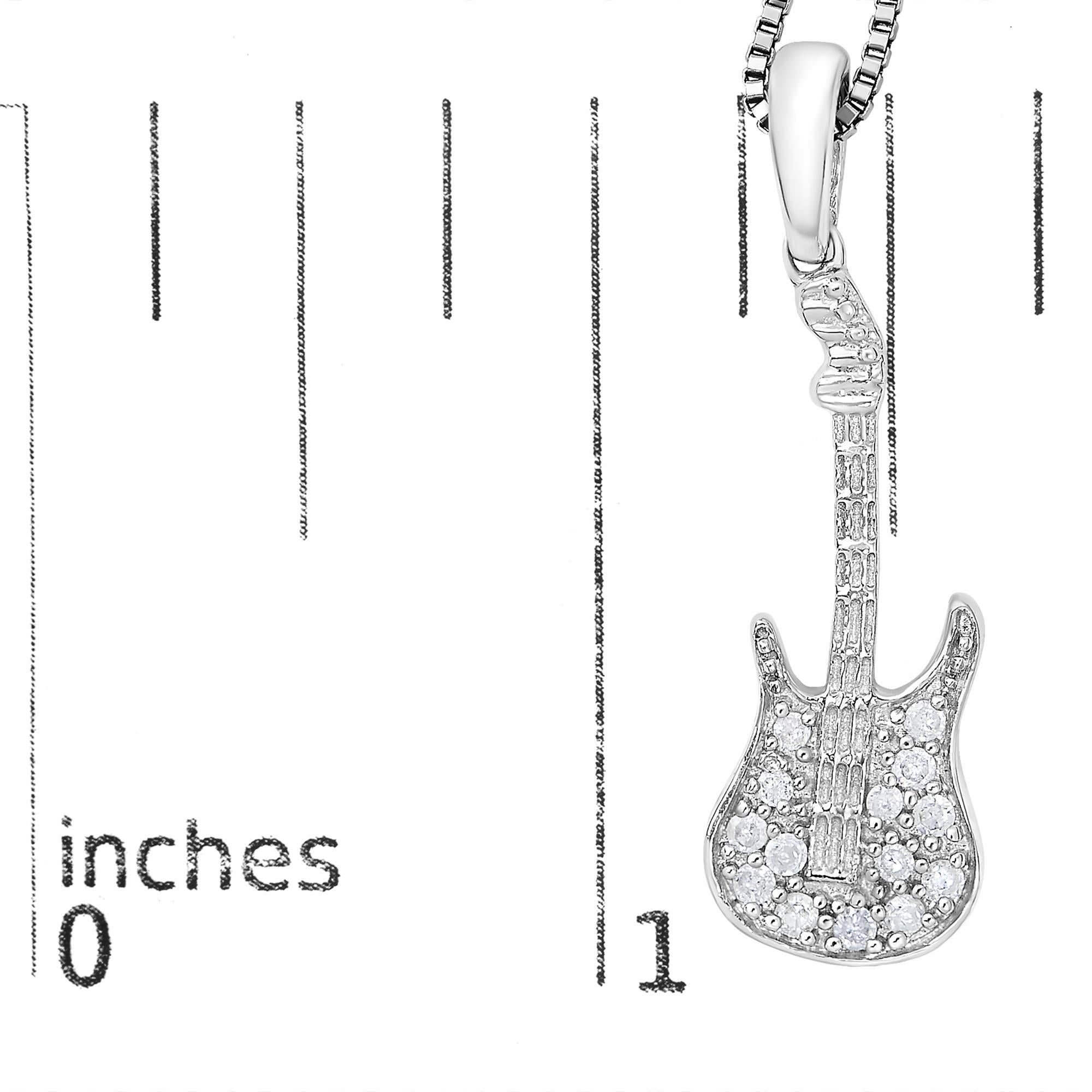 Collana con ciondolo a forma di chitarra tempestata di diamanti in .925 Sterling Silver 1/10 Cttw In condizioni Nuovo in vendita a New York, NY