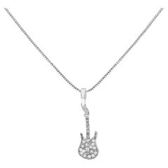 Collana con ciondolo a forma di chitarra tempestata di diamanti in .925 Sterling Silver 1/10 Cttw