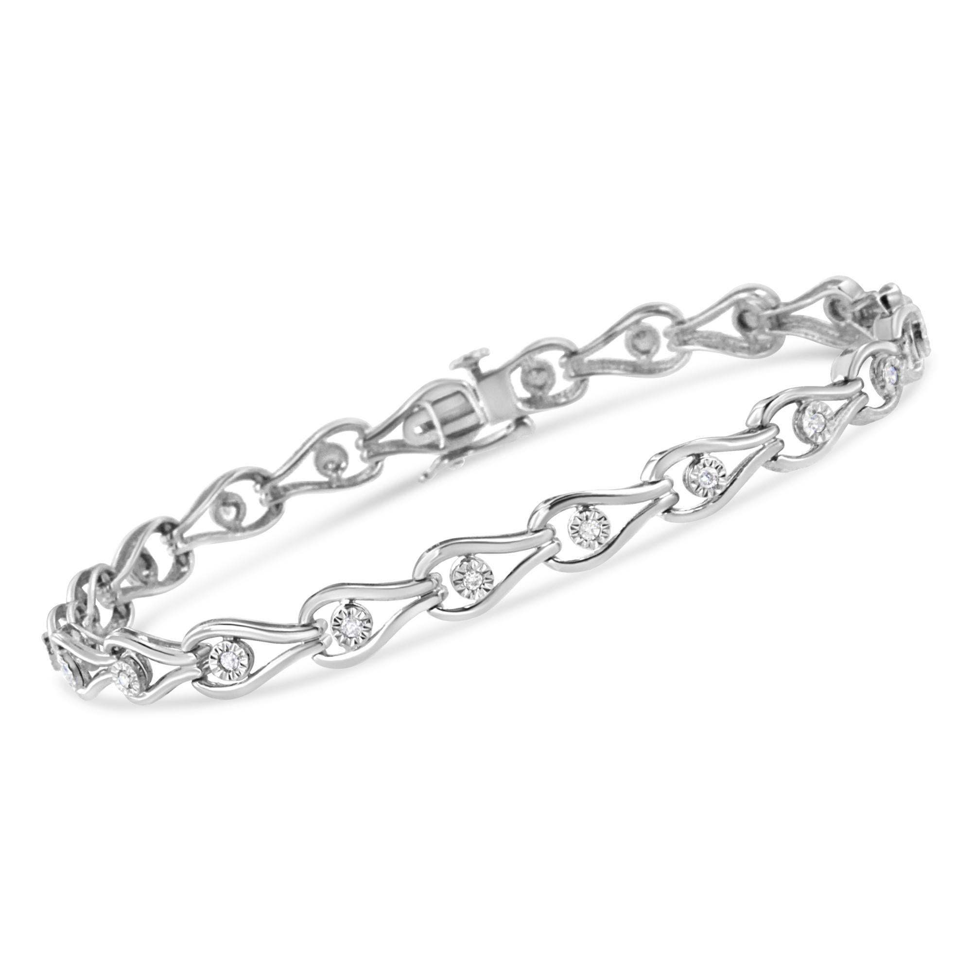 Impreziosisci il tuo polso con questo raffinato bracciale a maglie con diamanti in argento 925. 1/10ct TDW di diamanti di taglio rotondo brillano in questo design. Ogni maglia presenta un singolo diamante incastonato a miracolo che si trova al