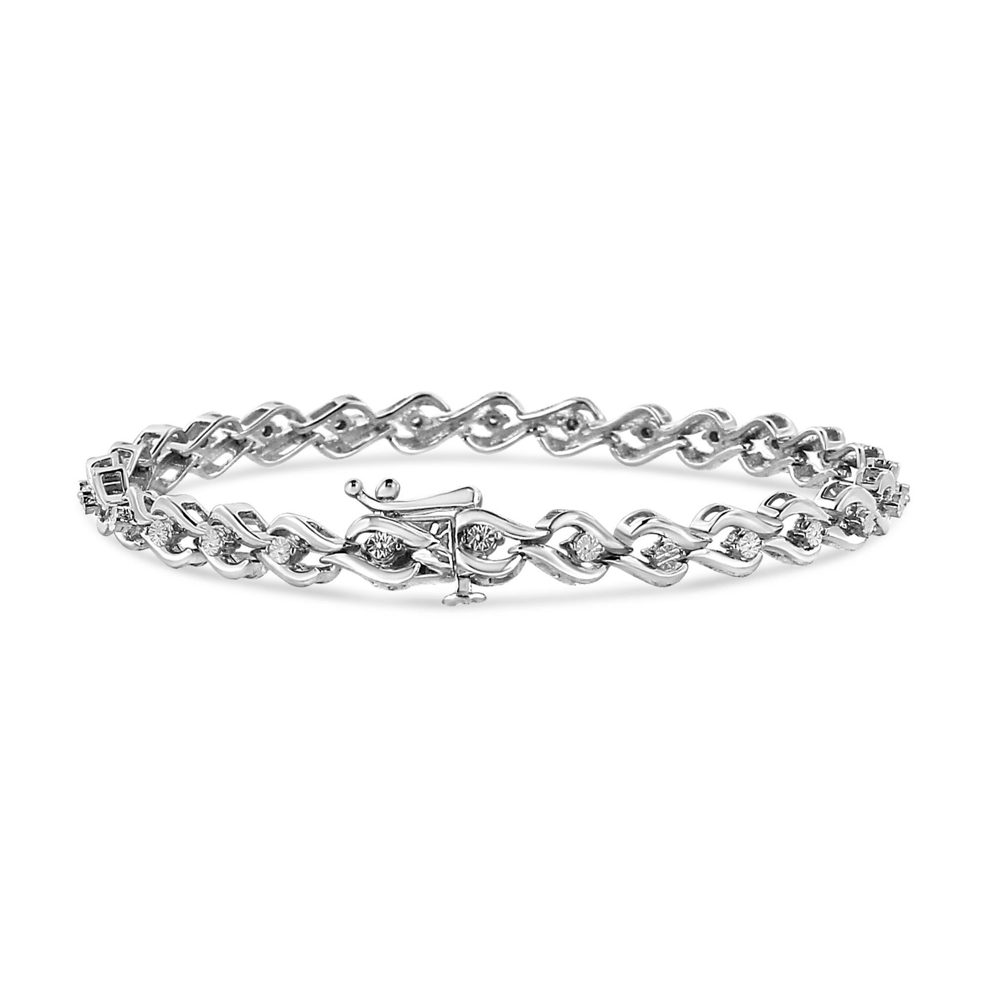 Eleva i tuoi accessori di tutti i giorni con questo braccialetto in argento dal design unico con maglie a onda. Ogni maglia incornicia un singolo diamante naturale a taglio rotondo in un'incastonatura miracolosa. Il bracciale è realizzato in vero
