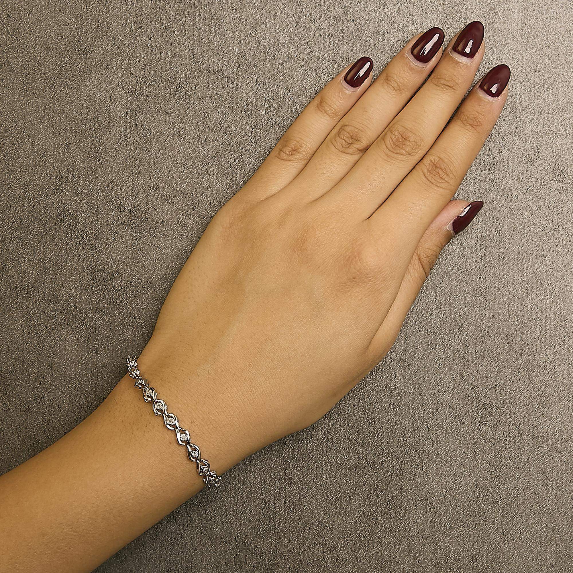 Bracciale A Link in argento 925 con diamanti taglio rotondo da 1/10 Cttw In condizioni Nuovo in vendita a New York, NY
