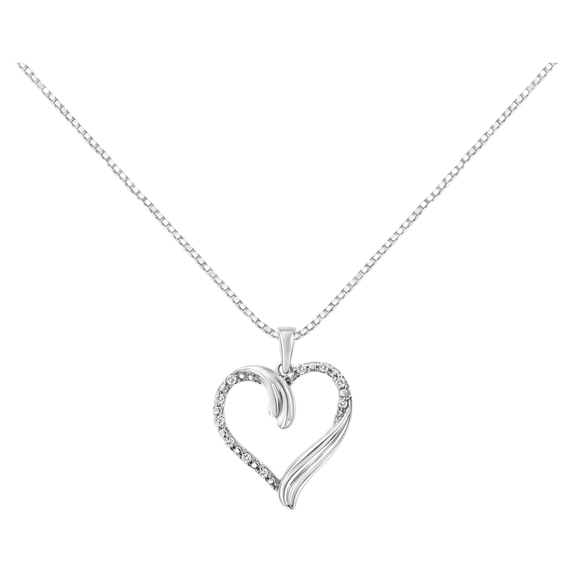Collana con ciondolo a cuore aperto in argento 925 con diamanti taglio rotondo da 1/10 Cttw.