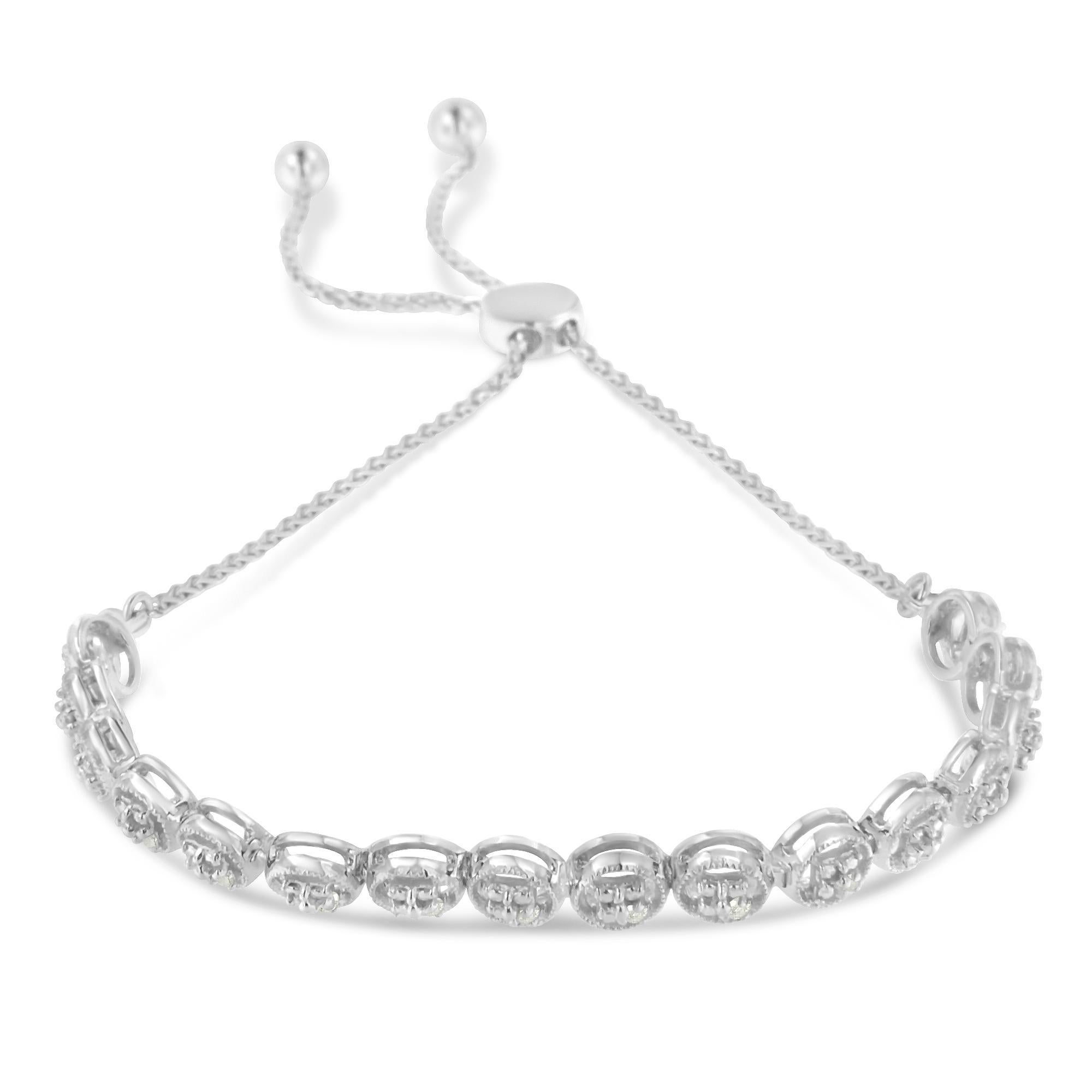 Il design accattivante e la struttura unica distinguono questo braccialetto da tutti gli altri. Il pezzo è realizzato con cura in argento sterling 925 e impreziosito da un diamante da 10 carati. Questo bracciale ha 10 diamanti di qualità promo con