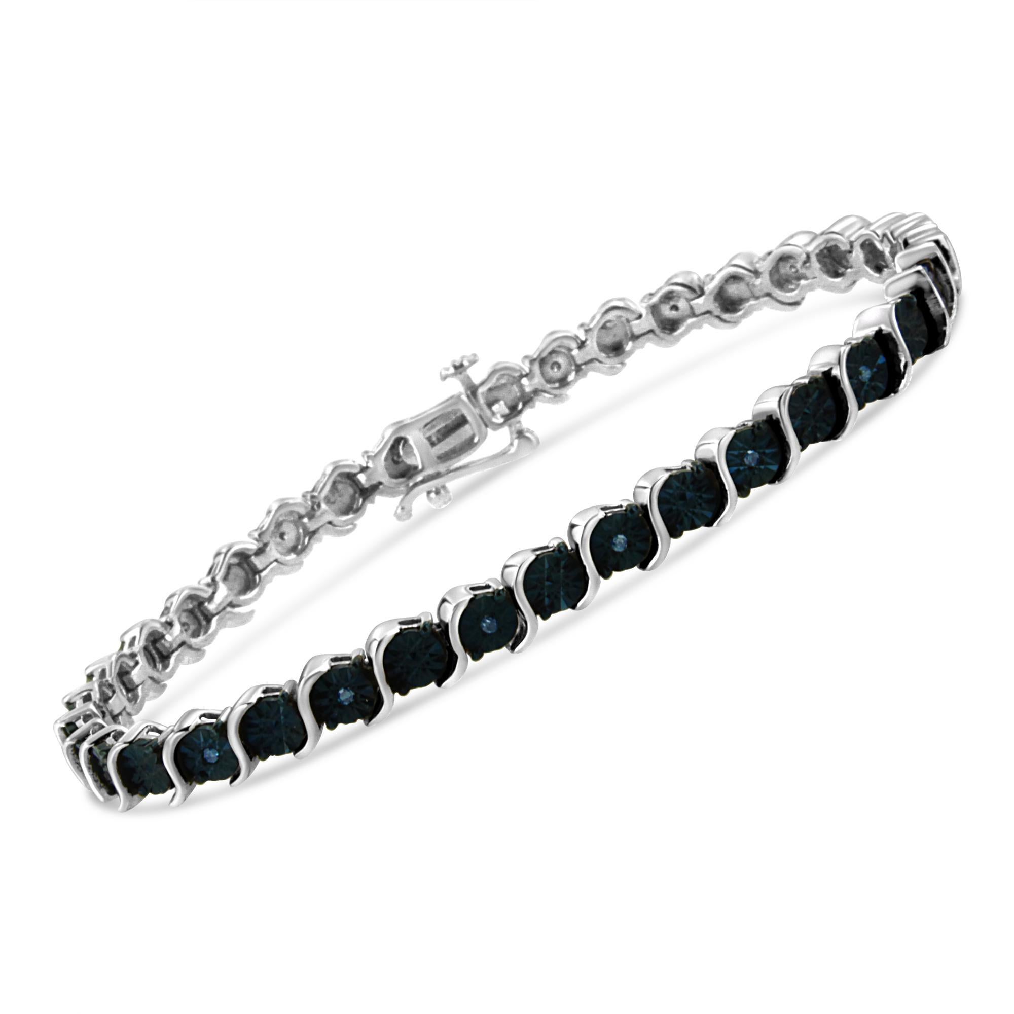Adórnate con esta magnífica pulsera tenis de diamantes en cualquier evento para dar un toque de deslumbramiento y elegancia clásicos. Elaborado en plata de ley 925, este atractivo diseño presenta brillantes diamantes azules naturales tratados