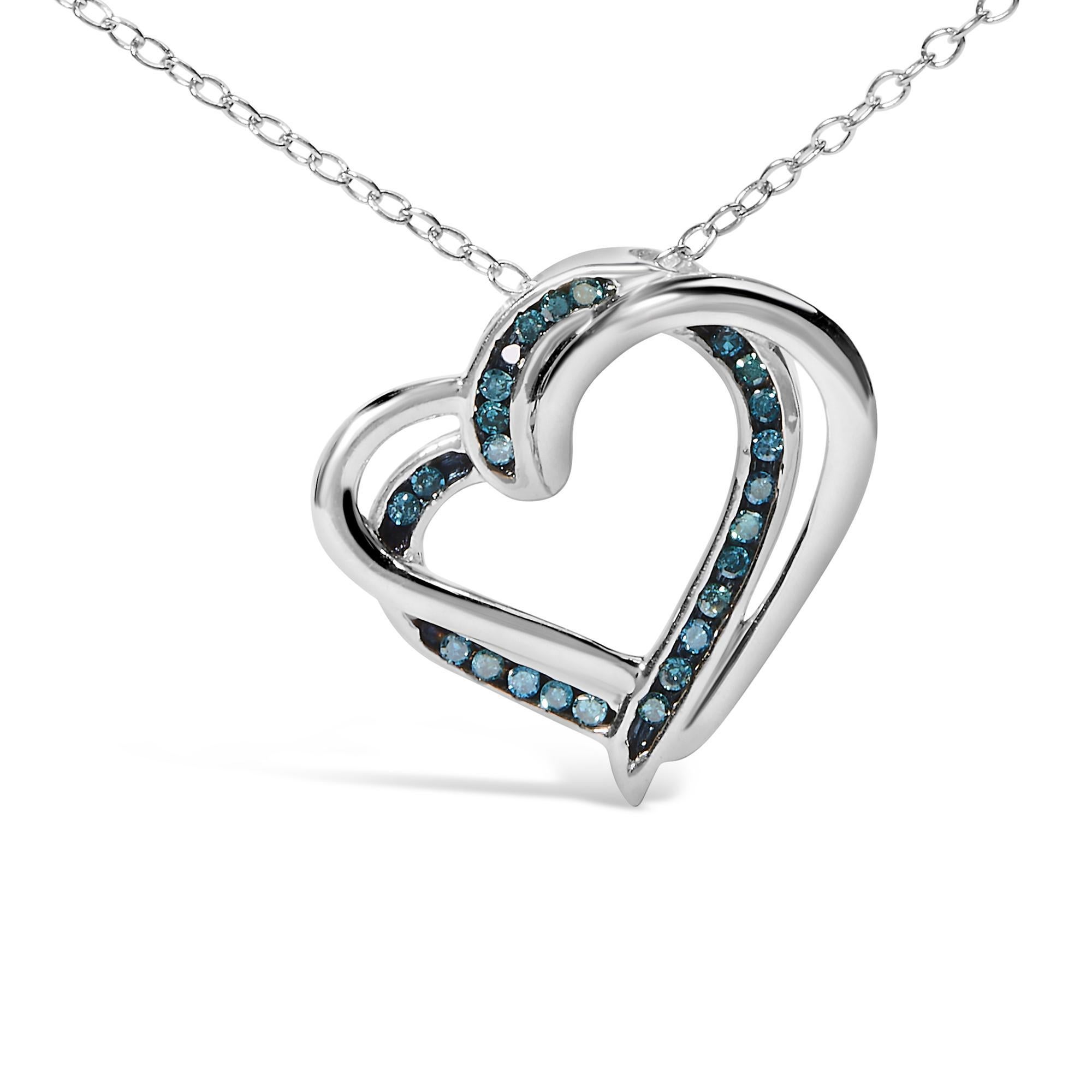 Elaborado en plata de ley 925, este exquisito collar captura la esencia del amor eterno con su colgante de corazones entrelazados, convirtiéndolo en un emblema de profundo afecto y vínculo. Un corazón brilla con un impecable acabado pulido, mientras