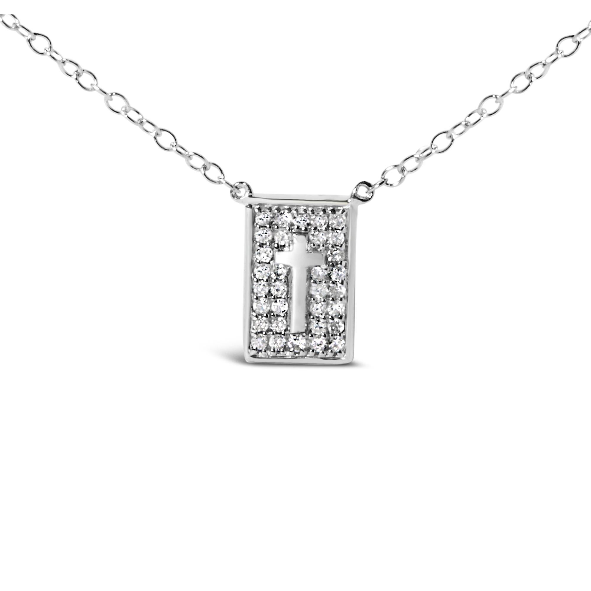 Eleganza militare ed eleganza spirituale con questo squisito ciondolo a forma di medaglietta in argento sterling, ornato da una radiosa croce intarsiata con diamanti naturali estratti dalla terra. Realizzata in argento sterling 925 di alta qualità e