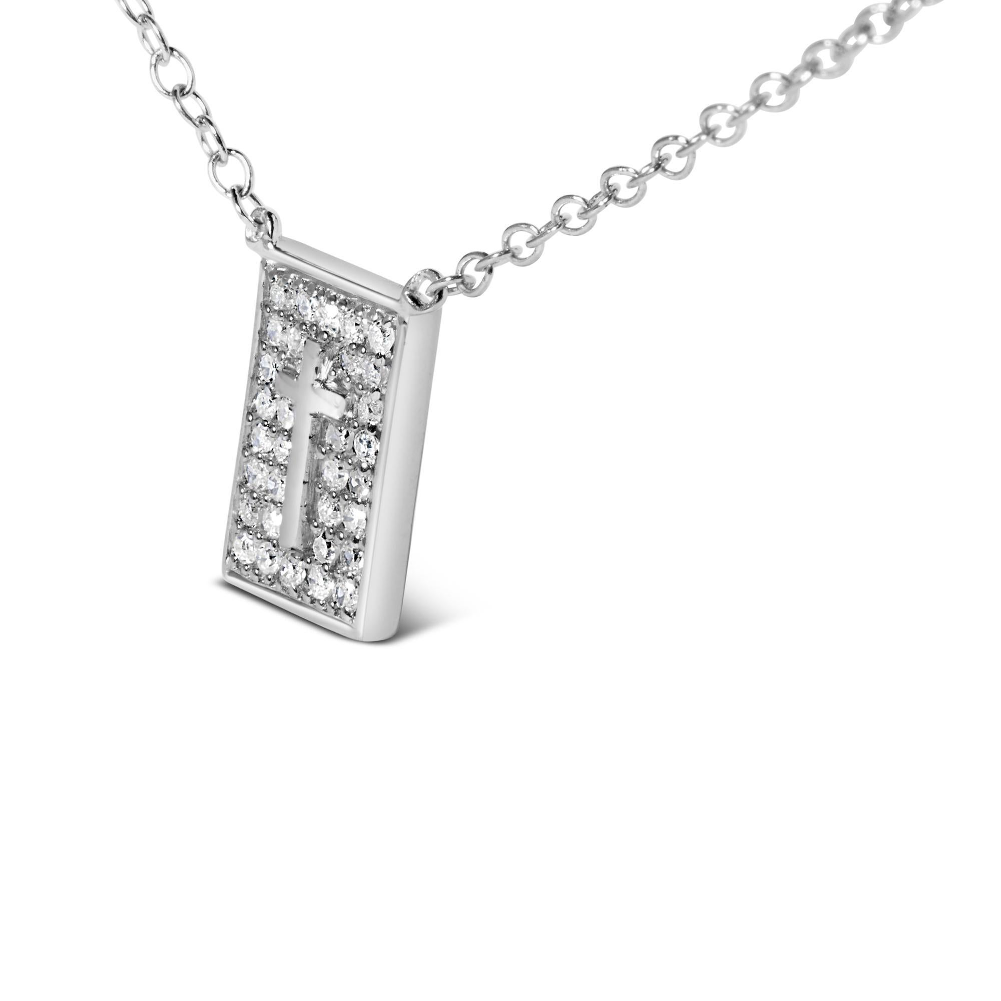 Moderno Collana con ciondolo a forma di croce intarsiata in argento 925 con diamanti da 1/10 Ctw in vendita