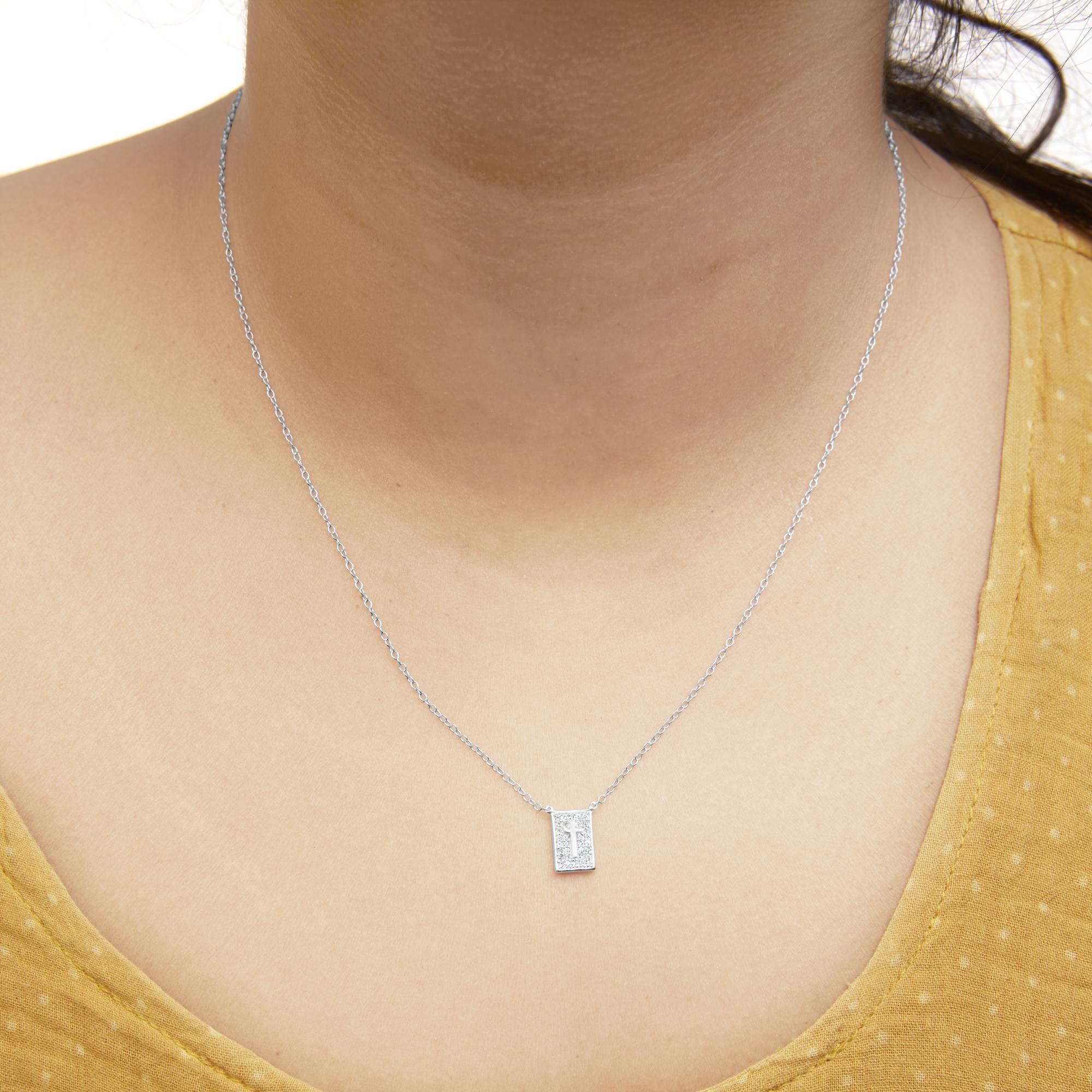 Taglio rotondo Collana con ciondolo a forma di croce intarsiata in argento 925 con diamanti da 1/10 Ctw in vendita