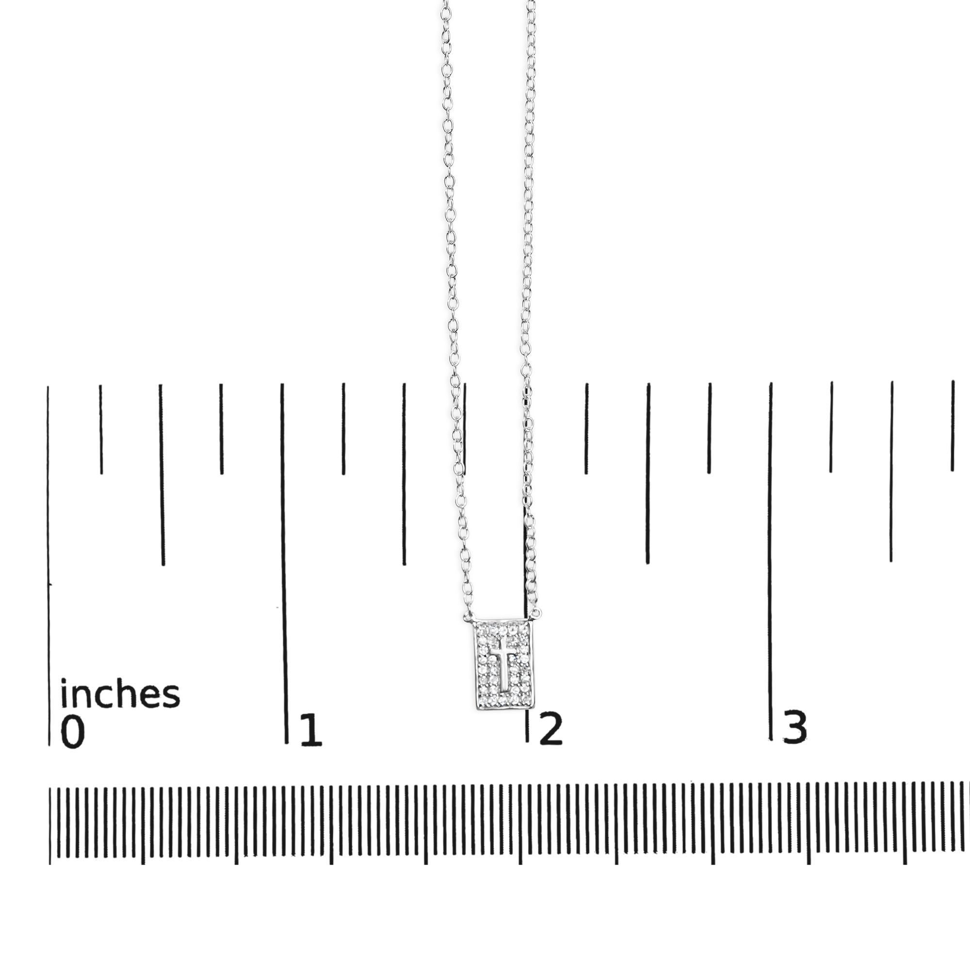 Collana con ciondolo a forma di croce intarsiata in argento 925 con diamanti da 1/10 Ctw In condizioni Nuovo in vendita a New York, NY