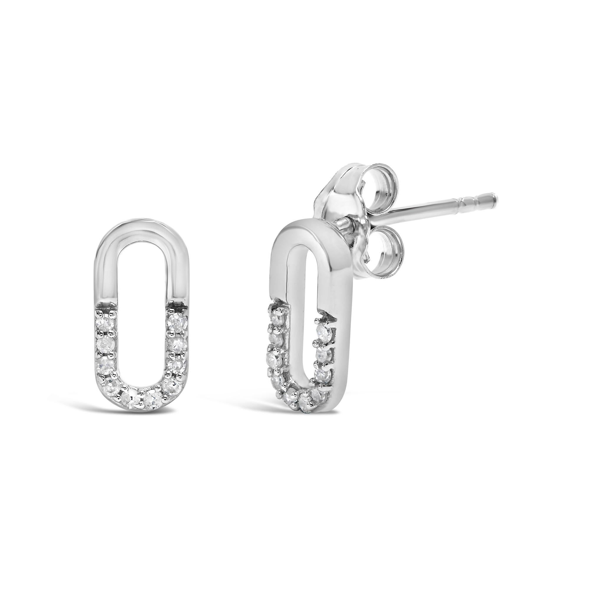 Plongez dans l'élégance avec ces boucles d'oreilles en argent rhodié .925 délicieusement travaillées, ornées d'un chic motif de trombone qui redéfinit le design de la joaillerie contemporaine. Chaque pièce est élégamment ornée, au niveau du cimier,