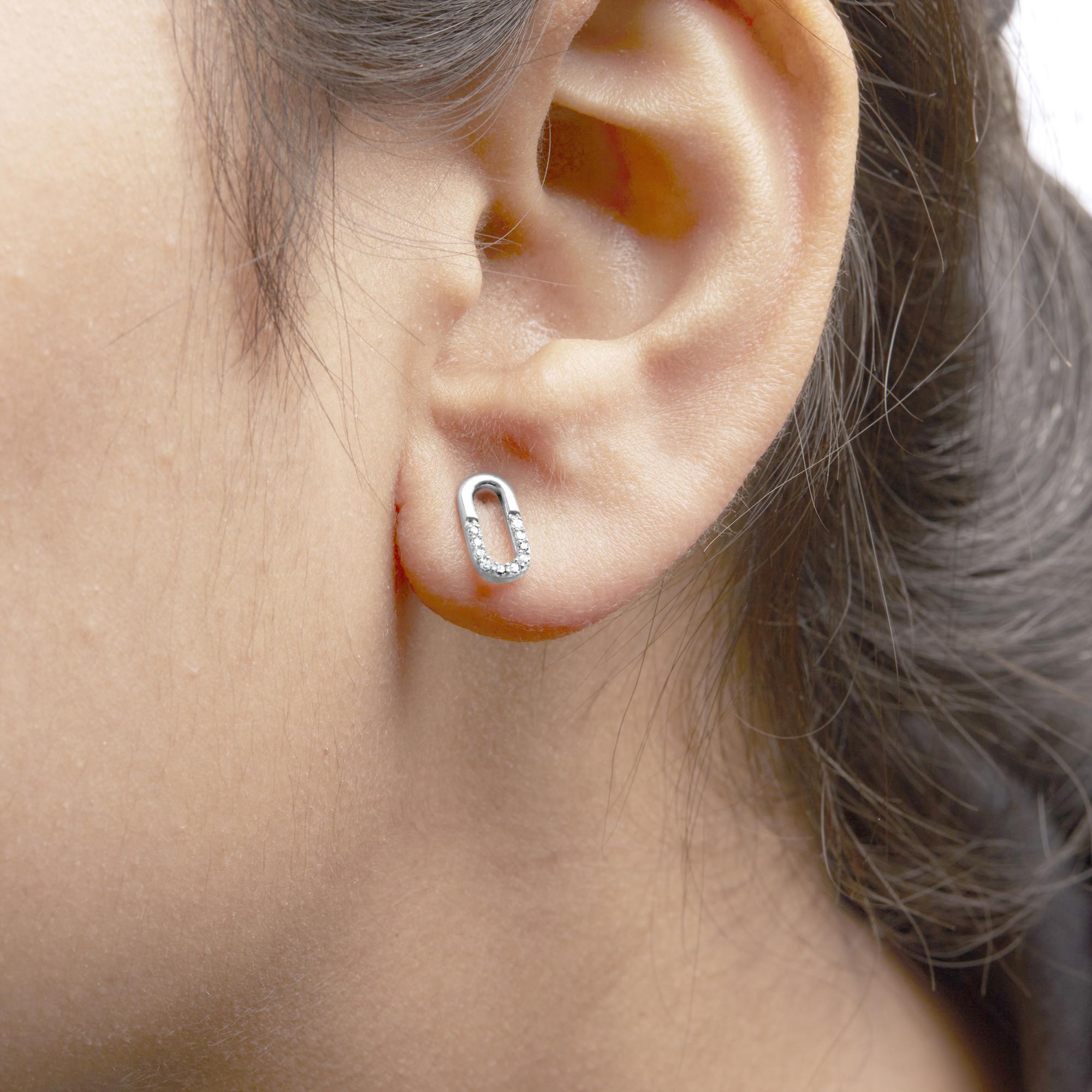 Taille ronde Clous d'oreilles Paperclip en argent sterling 925 avec diamants 1/10 en vente
