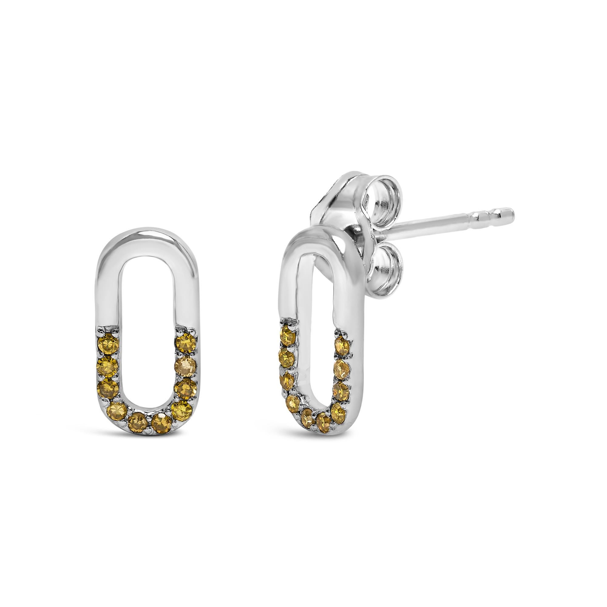 Impreziosisci il tuo look con l'elegante raffinatezza di questi orecchini a perno in argento sterling, dove il design moderno incontra una vivace decorazione. Realizzati in argento 925 rodiato, questi orecchini vantano un'inconfondibile finitura