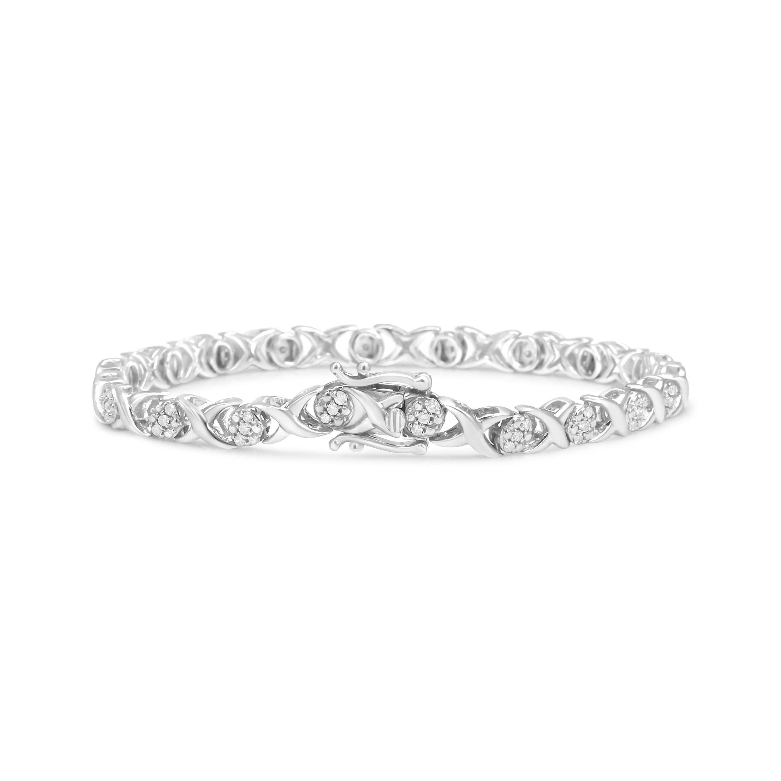 Le style envoûtant de ce bracelet à maillons en diamant présente des maillons en X uniques ponctués de grappes de diamants blancs ronds sertis en forme de médaillon. Les diamants sont sertis à la broche et totalisent 1/2 cttw avec une couleur I-J et