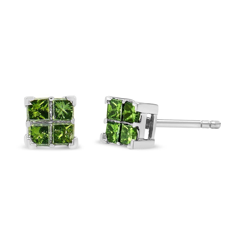 Célébrez un moment spécial avec ces boucles d'oreilles composites exquises en diamant vert quadruple, fabriquées en argent sterling véritable .925. Cette paire de boucles d'oreilles composées de quatre diamants présente une grappe de quatre diamants