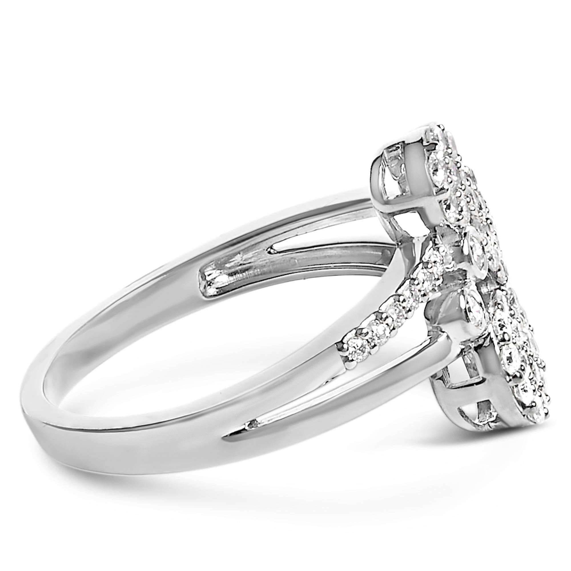 Descubre el encanto de la elegancia atemporal con este anillo de plata de ley 925, artísticamente acentuado con un lustroso baño de rodio que promete un brillo y un uso duraderos. Esta pieza cautiva con su ingeniosa ilusión de tres diamantes