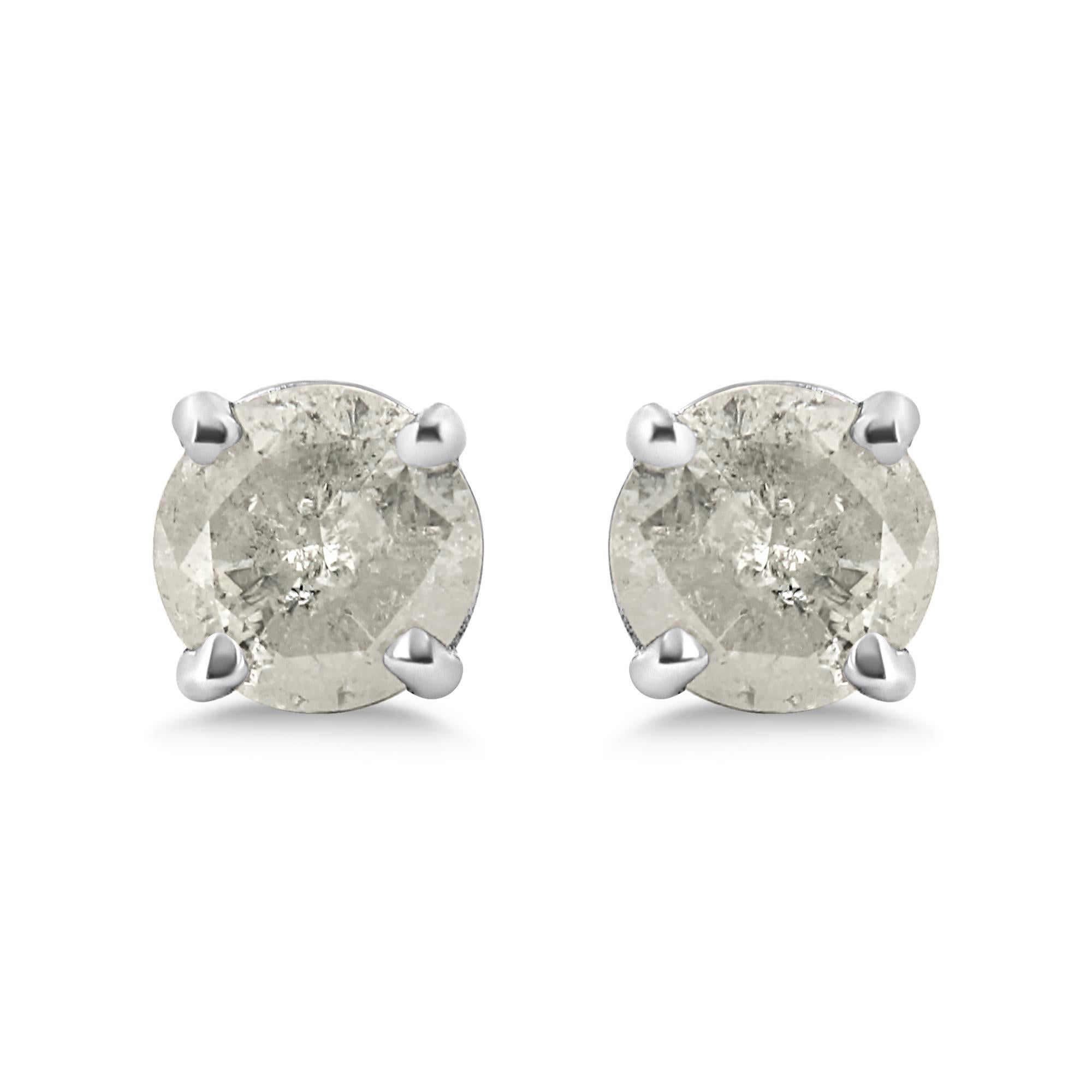 Un design classique pour une femme classique, ces clous d'oreilles en argent sont la pièce parfaite pour la femme moderne de tous les jours. Fabriquées en argent sterling .925 véritable et plaquées de rhodium (un métal de la famille du platine) pour