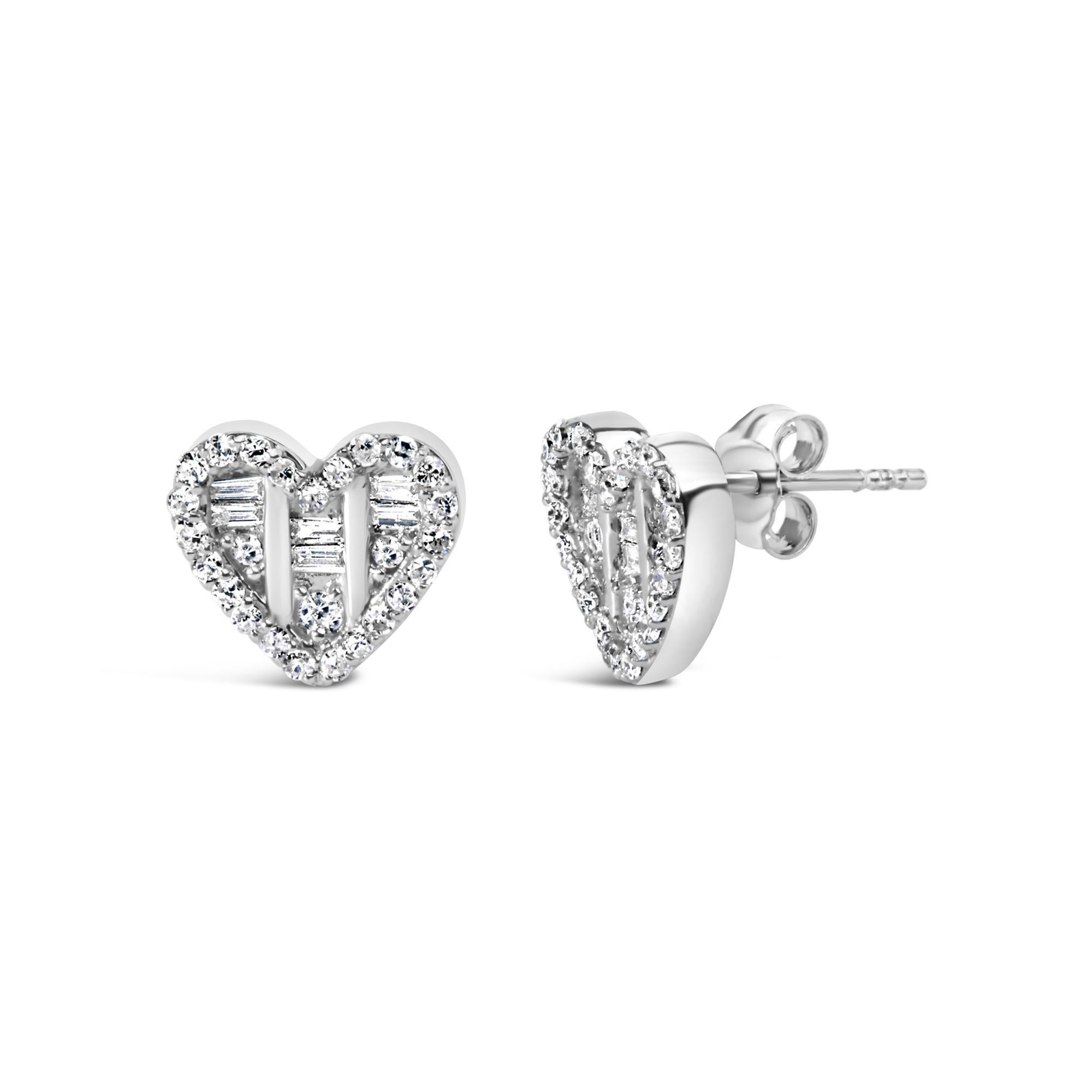 ¡Te presentamos una fascinante obra maestra hecha con amor! Delicadamente diseñados, estos pendientes de plata de ley .925 están adornados con una cautivadora composición de diamantes redondos y baguette. Con un peso total de 1/2 cttw y 62
