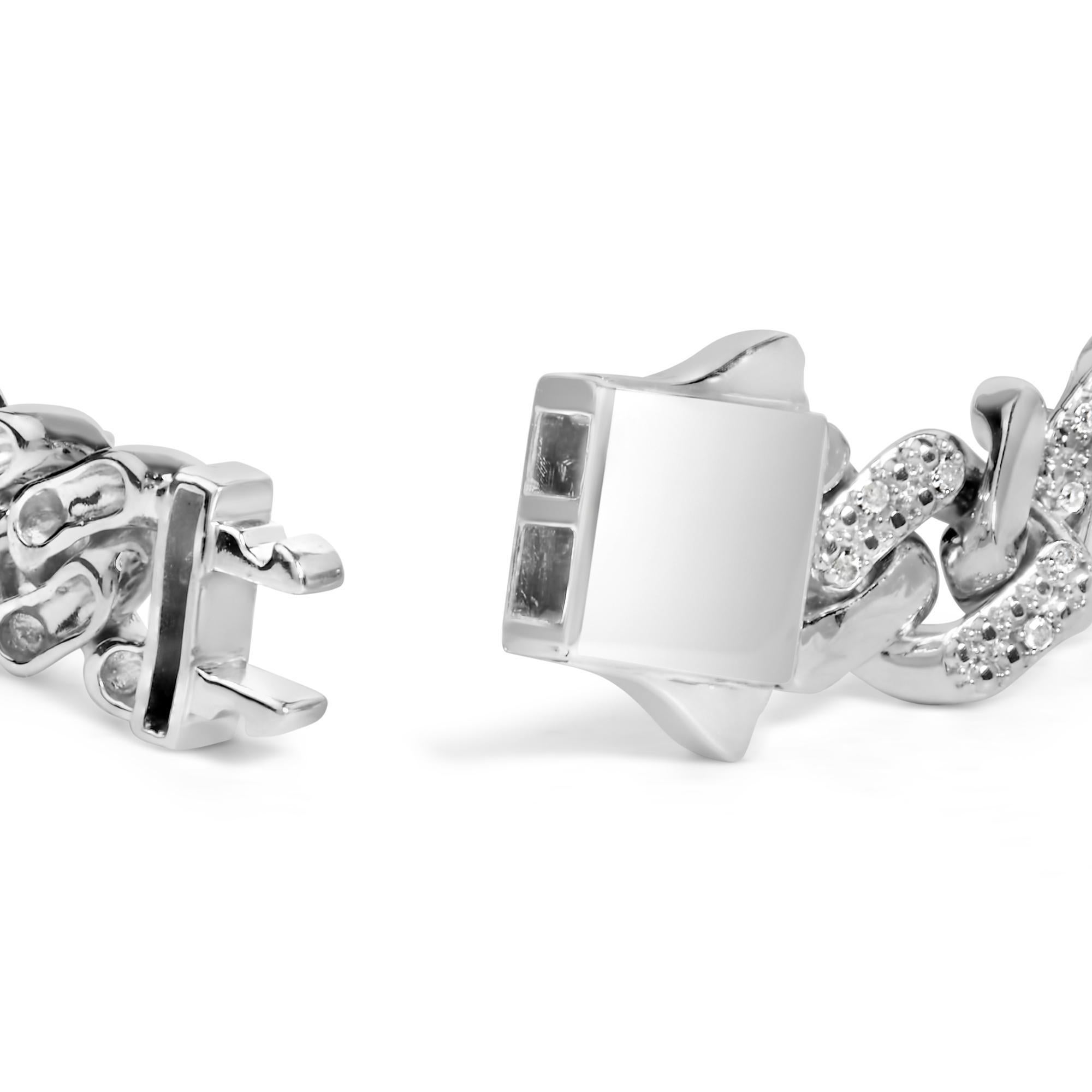 Avvolgi il tuo polso con la sobria eleganza di questo bracciale cubano con diamanti a catena, dove il design classico incontra il luccichio contemporaneo. Ogni anello di questo illustre pezzo è realizzato meticolosamente in argento sterling di alta