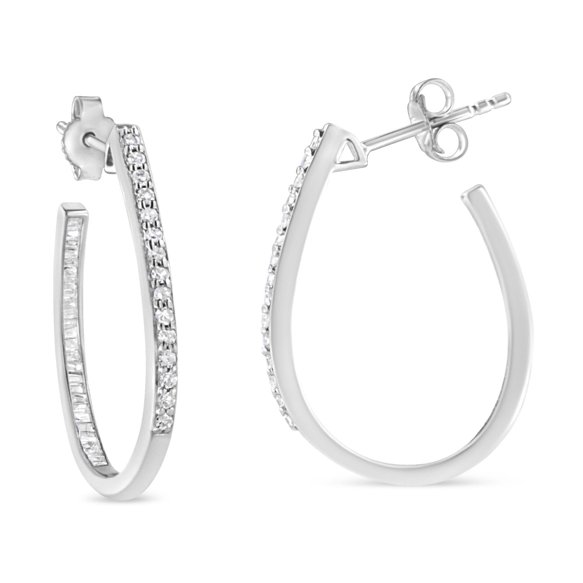 Questi eleganti cerchi in argento sono elegantemente disegnati con un abbellimento interno-esterno di diamanti rotondi e a baguette che brillano nelle loro incastonature a griffe e a canale. I diamanti a taglio rotondo rivestono il cerchio esterno,