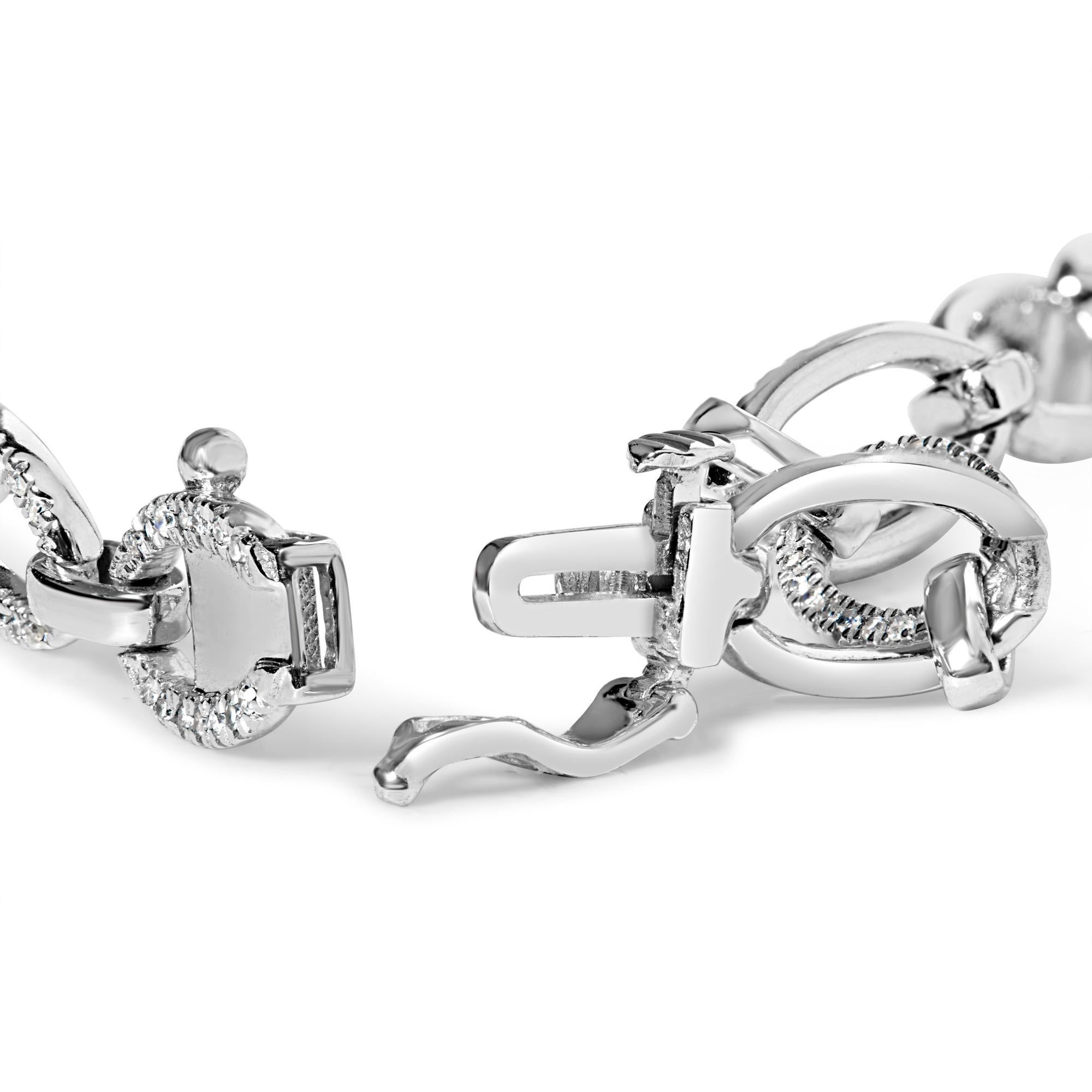 Scopri la serena eleganza di questo bracciale in argento 925 rodiato, dove il lusso incontra l'artigianato senza tempo. Adornata da mezzo carato di diamanti naturali, ogni pietra infonde luce a chi la porta, scintillando con promesse di colore I-J e