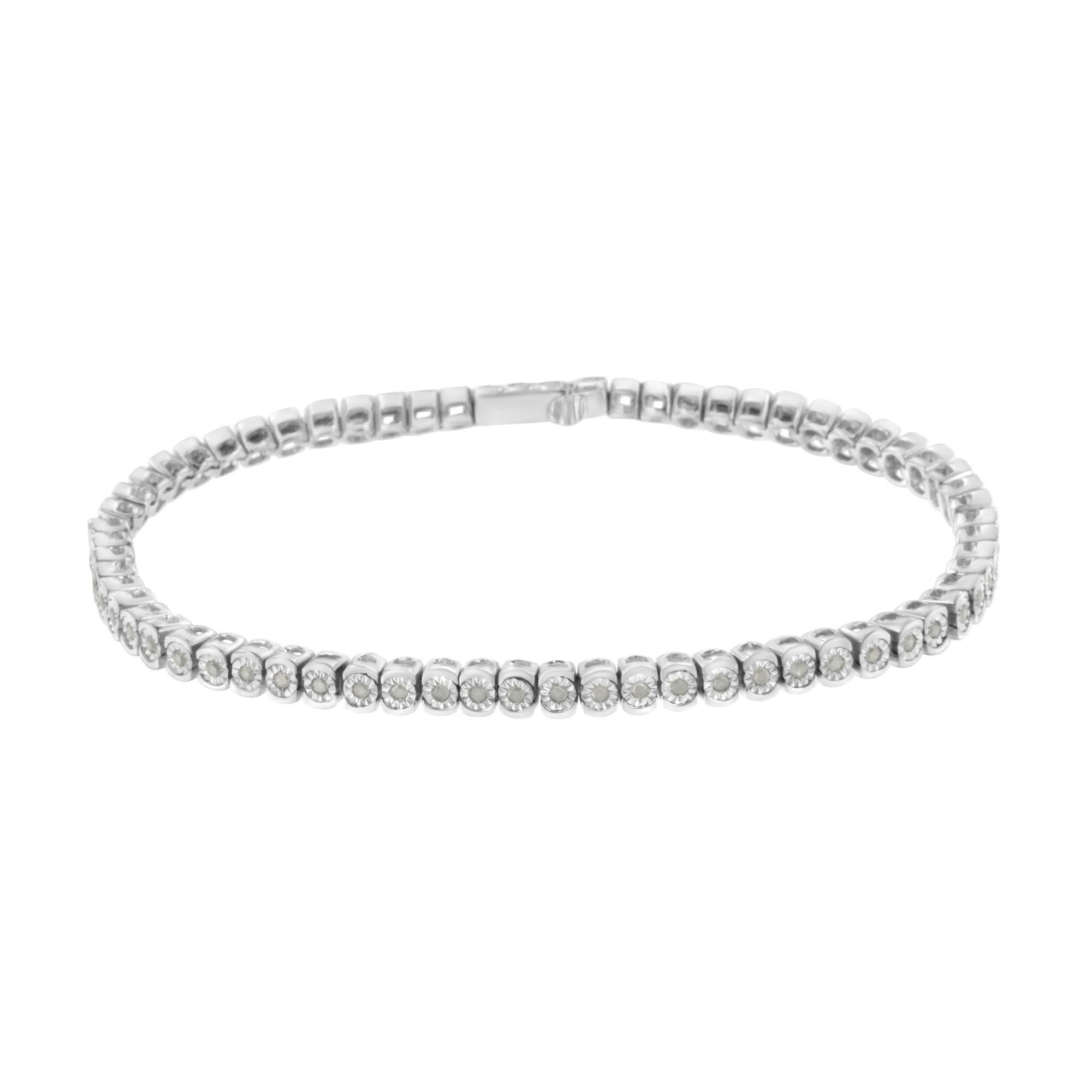 Elegante y atemporal, esta magnífica pulsera de eslabones de plata de ley tiene un peso total de 0,5 quilates de diamantes redondos, con la friolera de 66 piedras en total. La pulsera tenis tiene eslabones redondos con diamantes engastados en