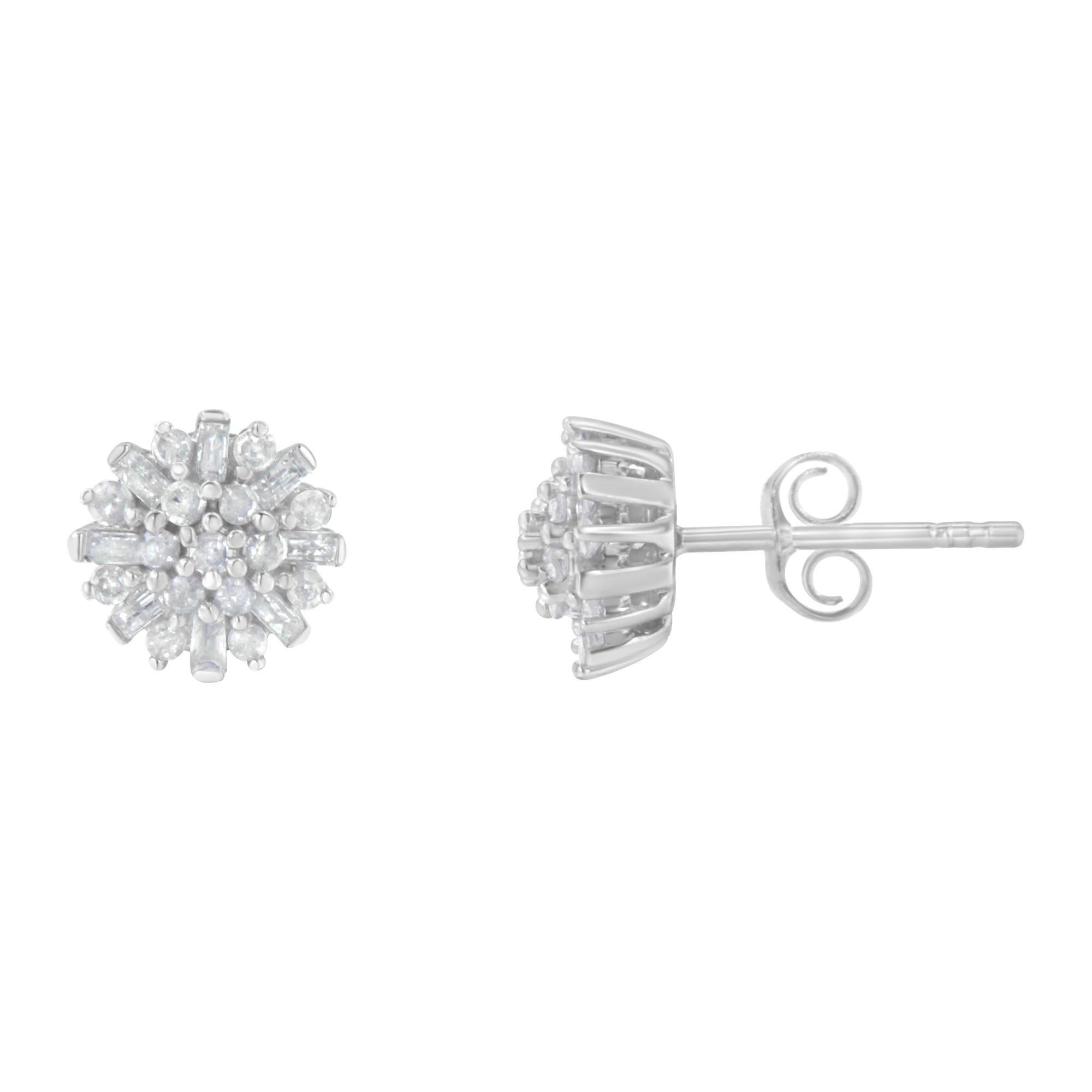 Un incantevole paio di orecchini floreali in argento e diamanti. Questi orecchini a grappolo sono realizzati con 30 diamanti a taglio rotondo e 16 diamanti a taglio baguette, rispettivamente con montatura a griffe e invisibile. Questi diamanti
