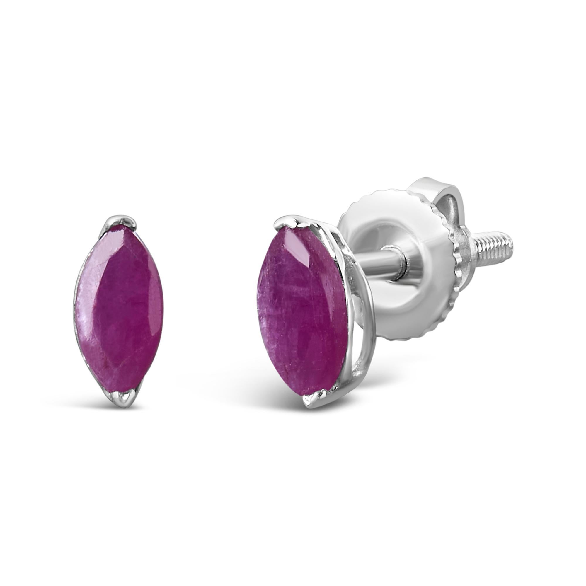 Drapez vos oreilles de la splendeur scintillante de ces boucles d'oreilles solitaires en argent sterling .925, chacune ornée d'un rubis rose taillé en marquise et créé en laboratoire. L'éclat de ces pierres précieuses aux couleurs méticuleusement