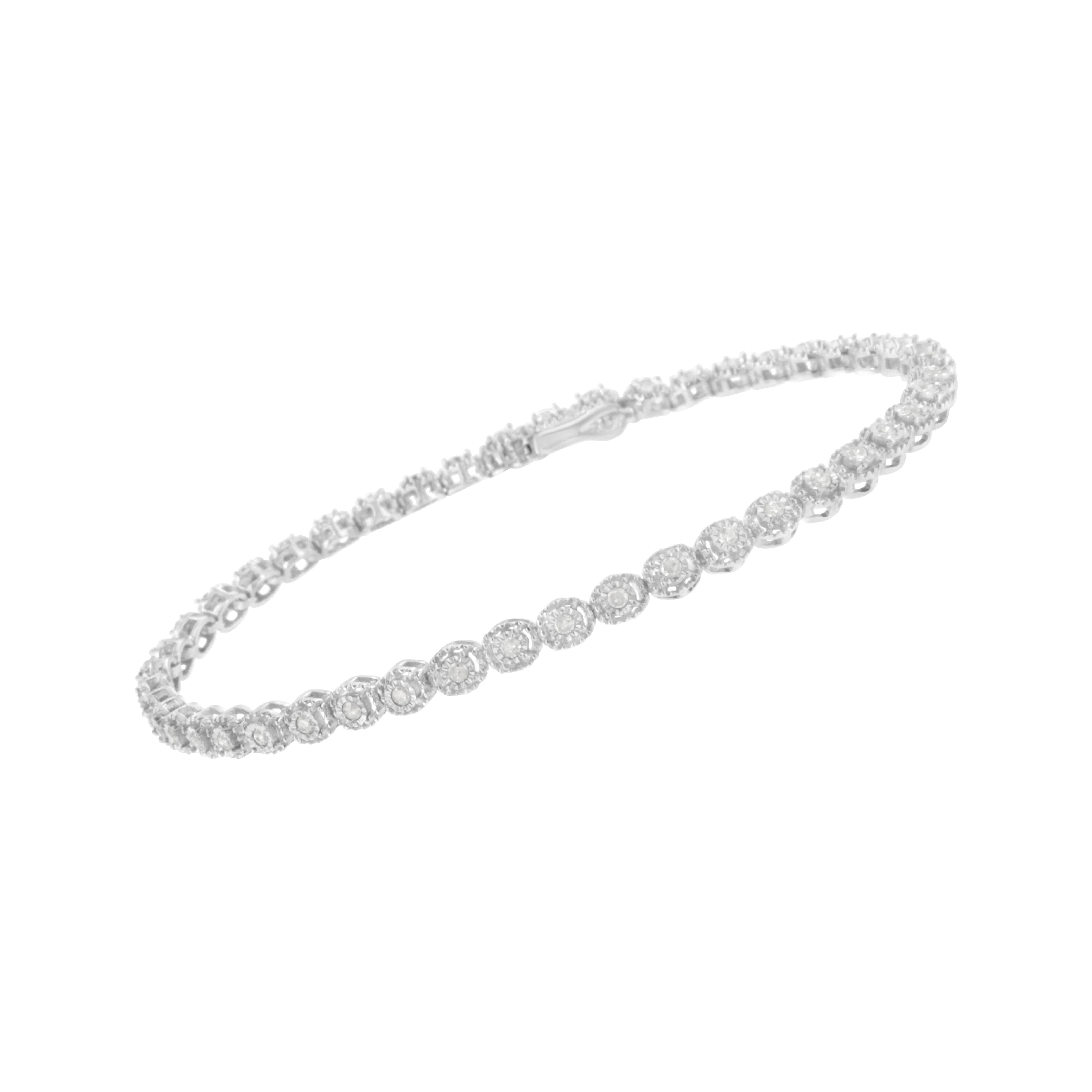 Questo braccialetto dal design delicato è perfetto per essere indossato ogni giorno. Realizzato in argento sterling, questo modello sfoggia 1/2ct TDW di diamanti. Diamanti scintillanti di qualità promozionale e taglio rosa incastonati singolarmente