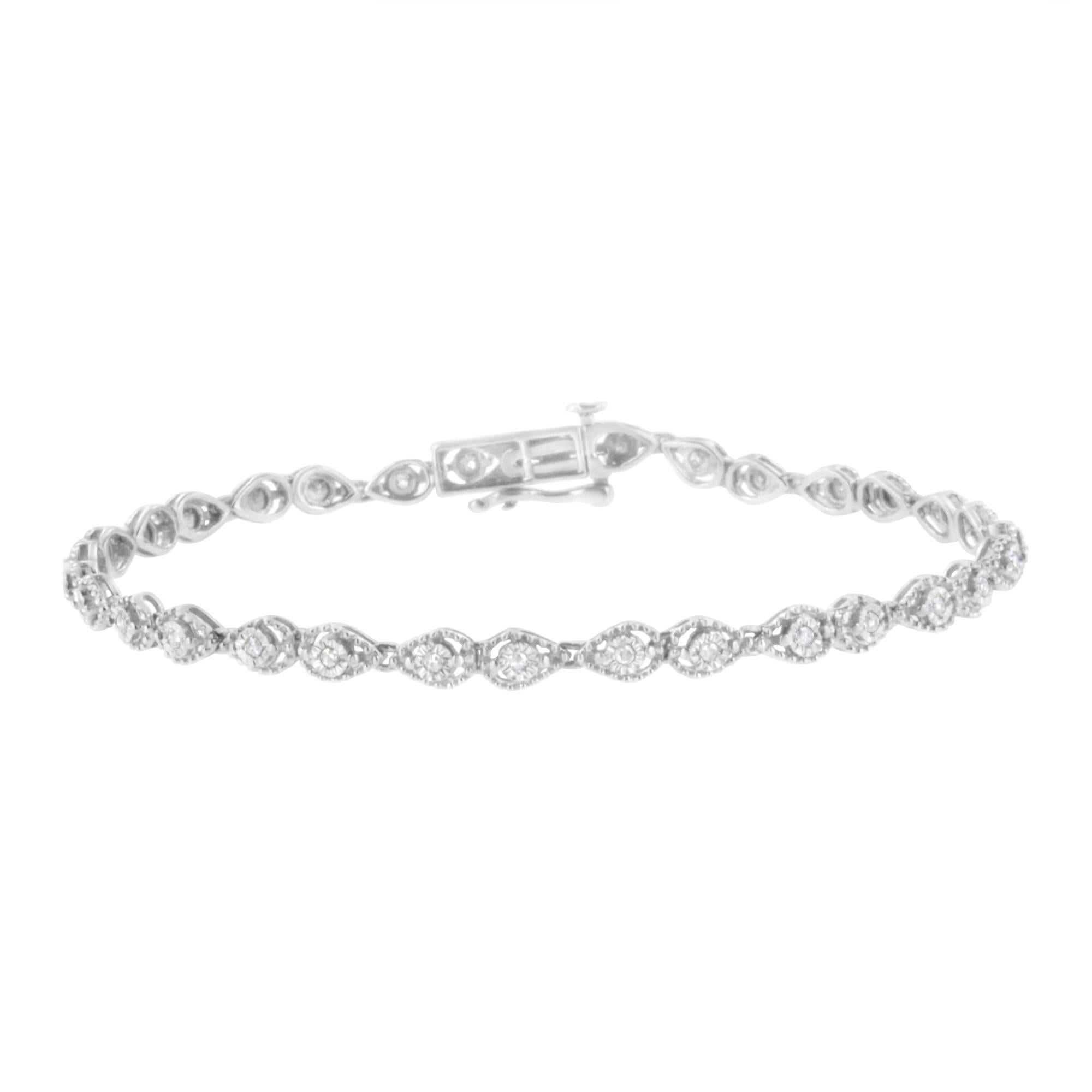 Embellissez votre poignet avec ce charmant bracelet qui brille avec des diamants de taille ronde sertis à l'intérieur de maillons en forme de goutte d'eau. Créée en argent sterling et ornée de diamants d'une valeur de 1/2ct TDW, cette création est