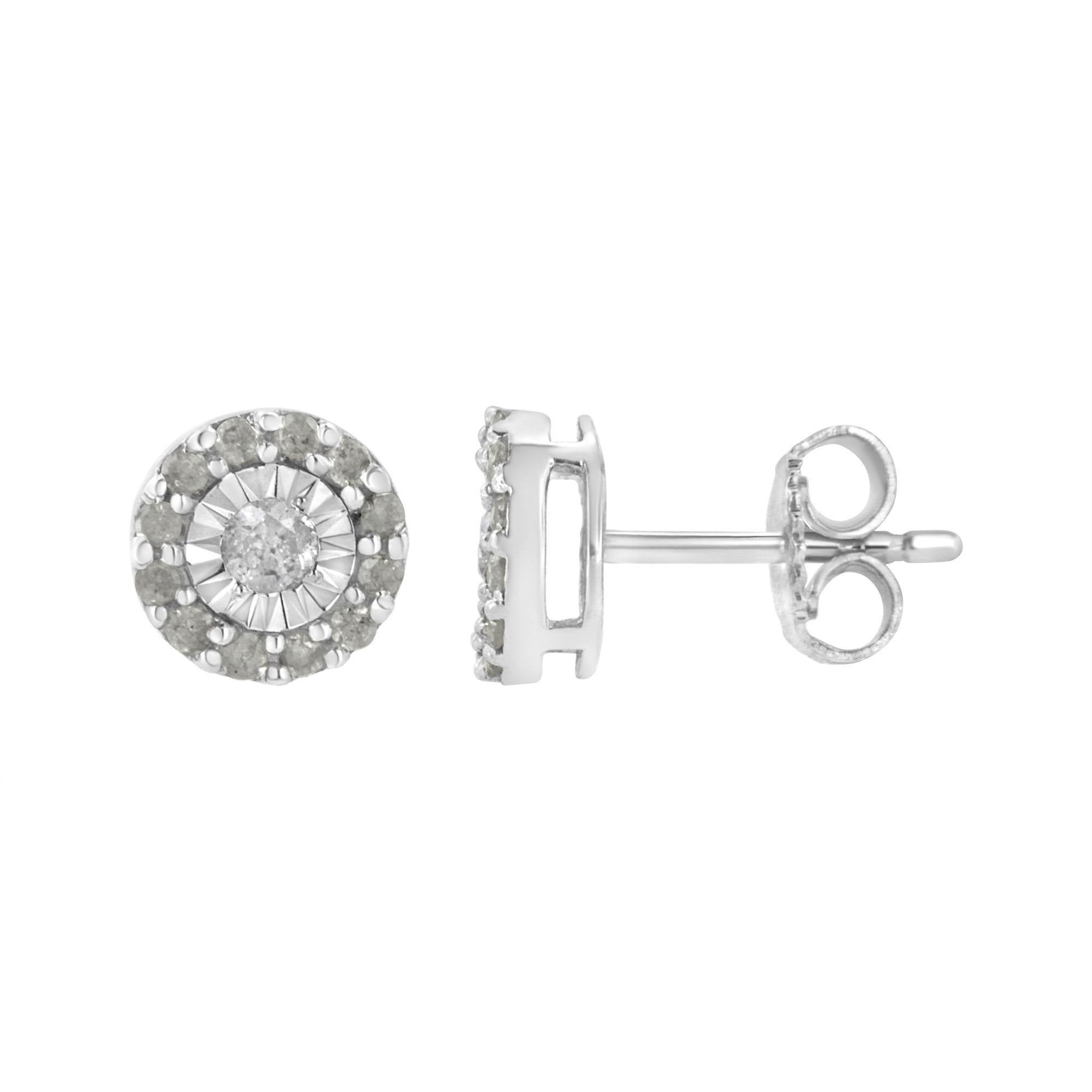 Un diamant rond scintillant dans une monture miracle se trouve au cœur de ces boucles d'oreilles en argent sterling. Un halo de diamants ronds plus petits entoure la pierre centrale. 1/2ct TDW de diamants brillent dans ces boucles d'oreilles qui se