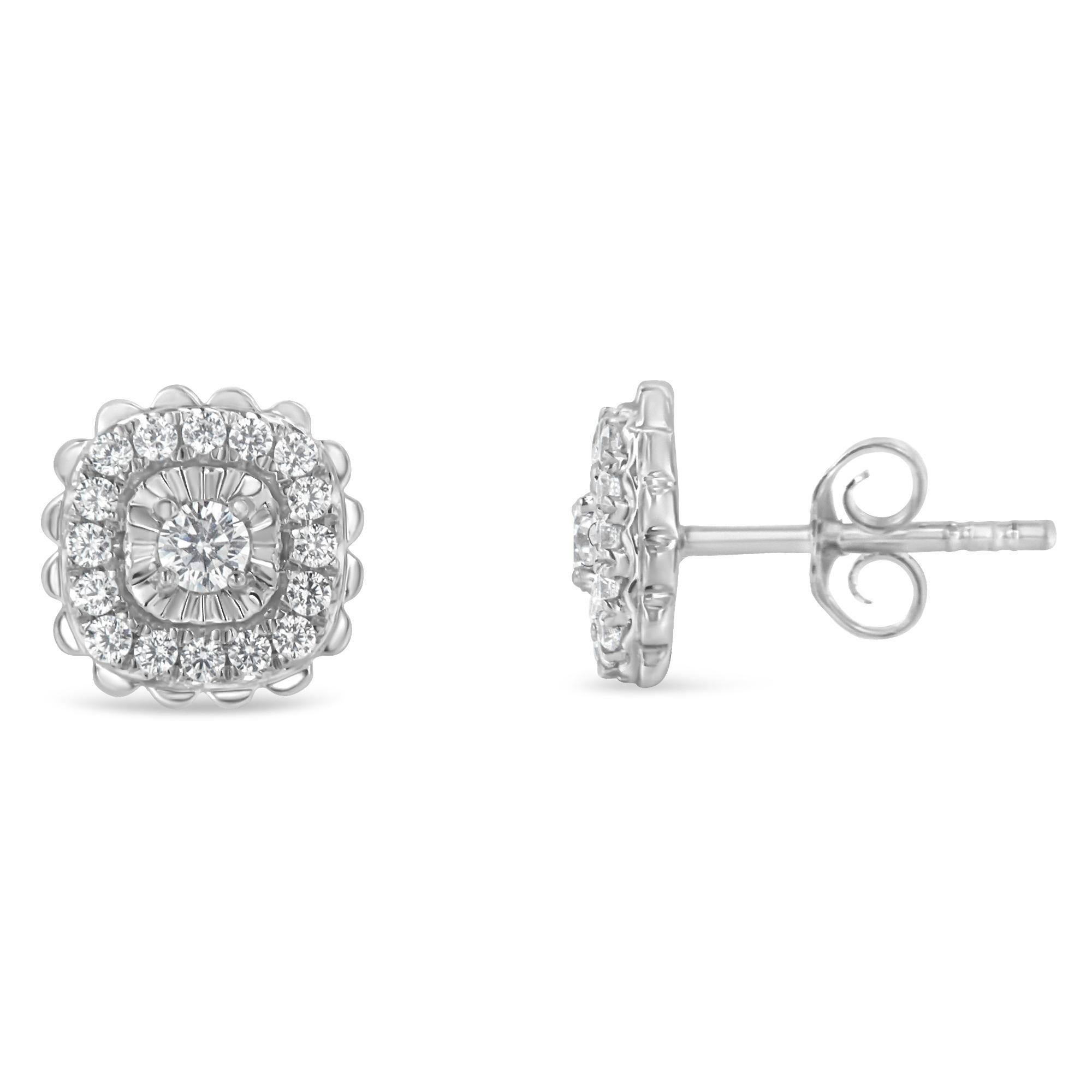 Regalati questi affascinanti orecchini a perno in argento con un tocco di classico design floreale. Un singolo diamante a taglio rotondo incastonato a miracolo si trova al centro di questo gioiello, affiancato da un'aureola di diamanti a taglio