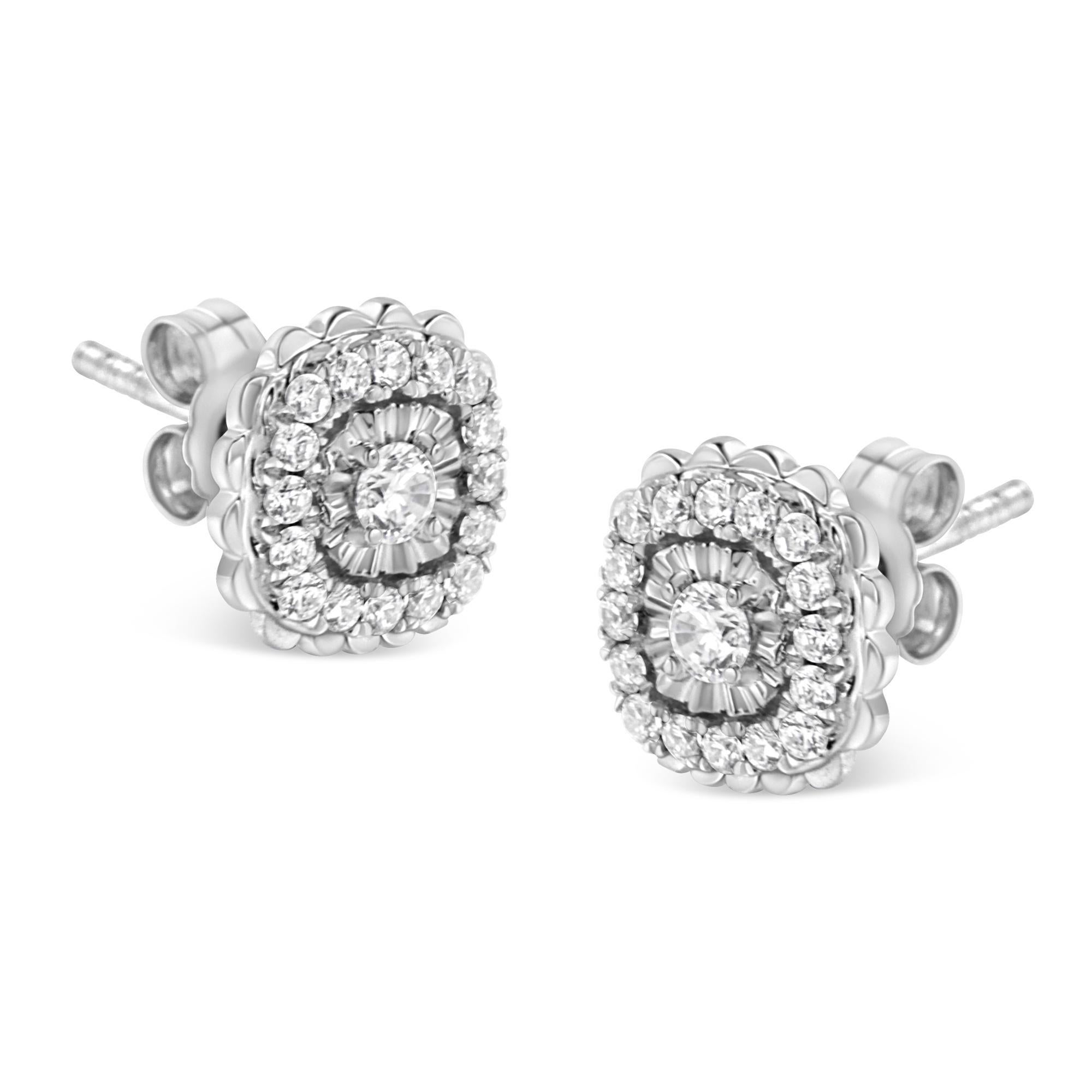 Moderno .925 A. Silver 1/2 Cttw Round-Cut Diamond Halo Cluster Stud Earring in vendita