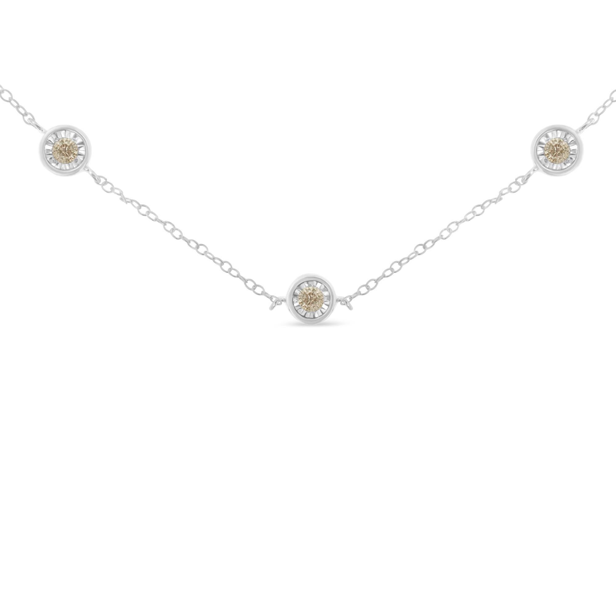 Questa collana a stazioni presenta cinque diamanti incastonati miracolosamente lungo una catena in argento sterling. Questo design delicato e intricato ha un peso totale di diamanti di 0,5 carati. La collana misura 18 pollici.


 - Metallo: Argento