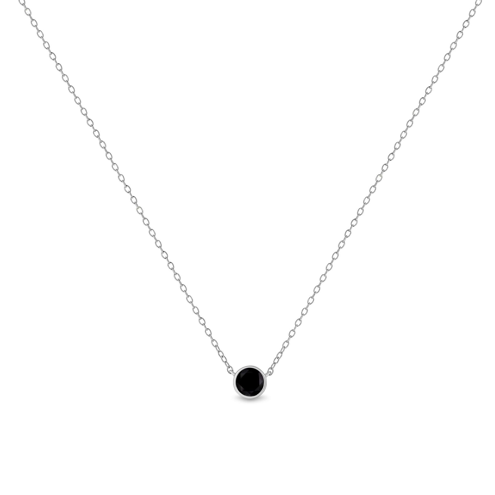 Questo splendido ciondolo solitario vanta uno splendido diamante nero trattato, dal taglio rotondo, incastonato in un castone. Disegnata nel migliore argento sterling 925, questa collana ha un peso totale di diamanti di 1/2 ct. Questo pezzo è
